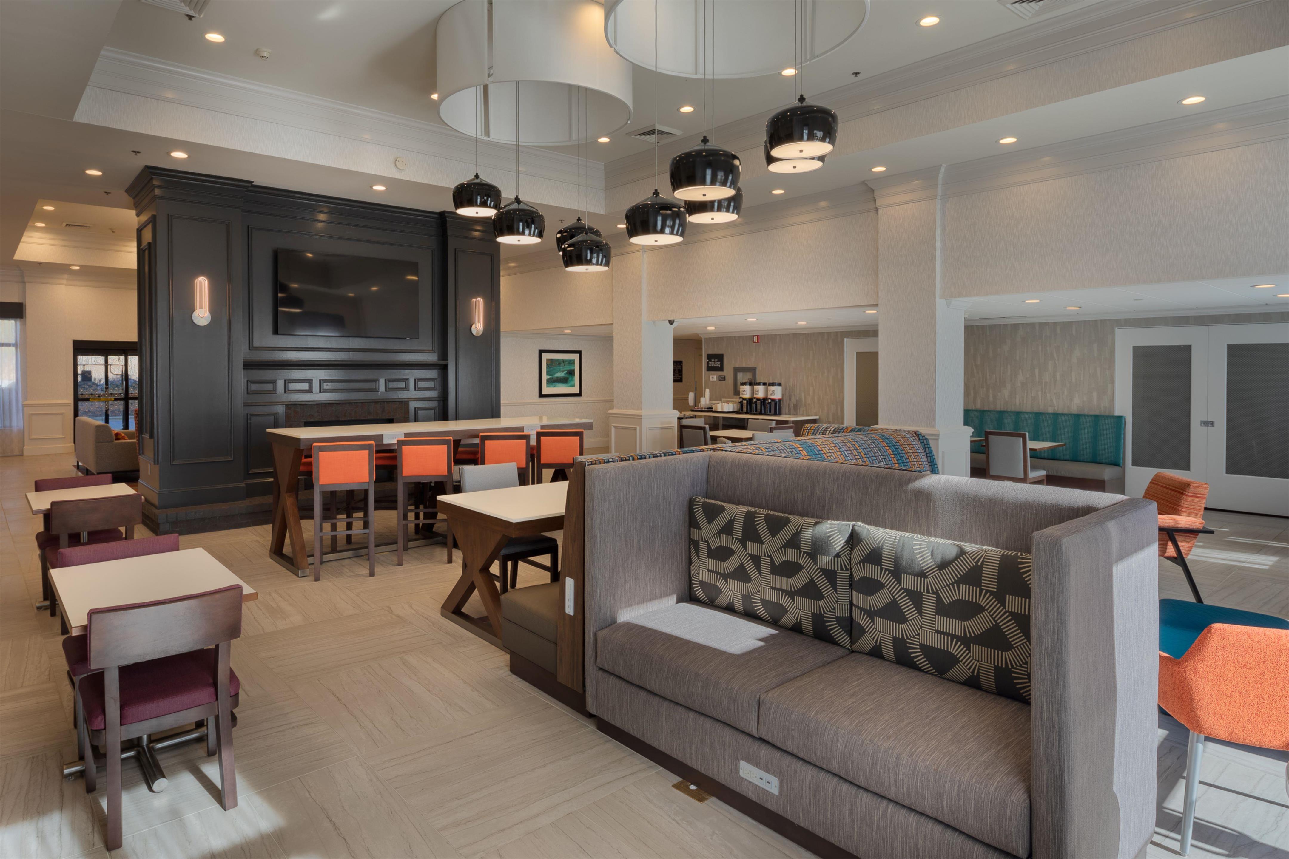 Lobby | Hampton Inn & Suites Asheville Airport