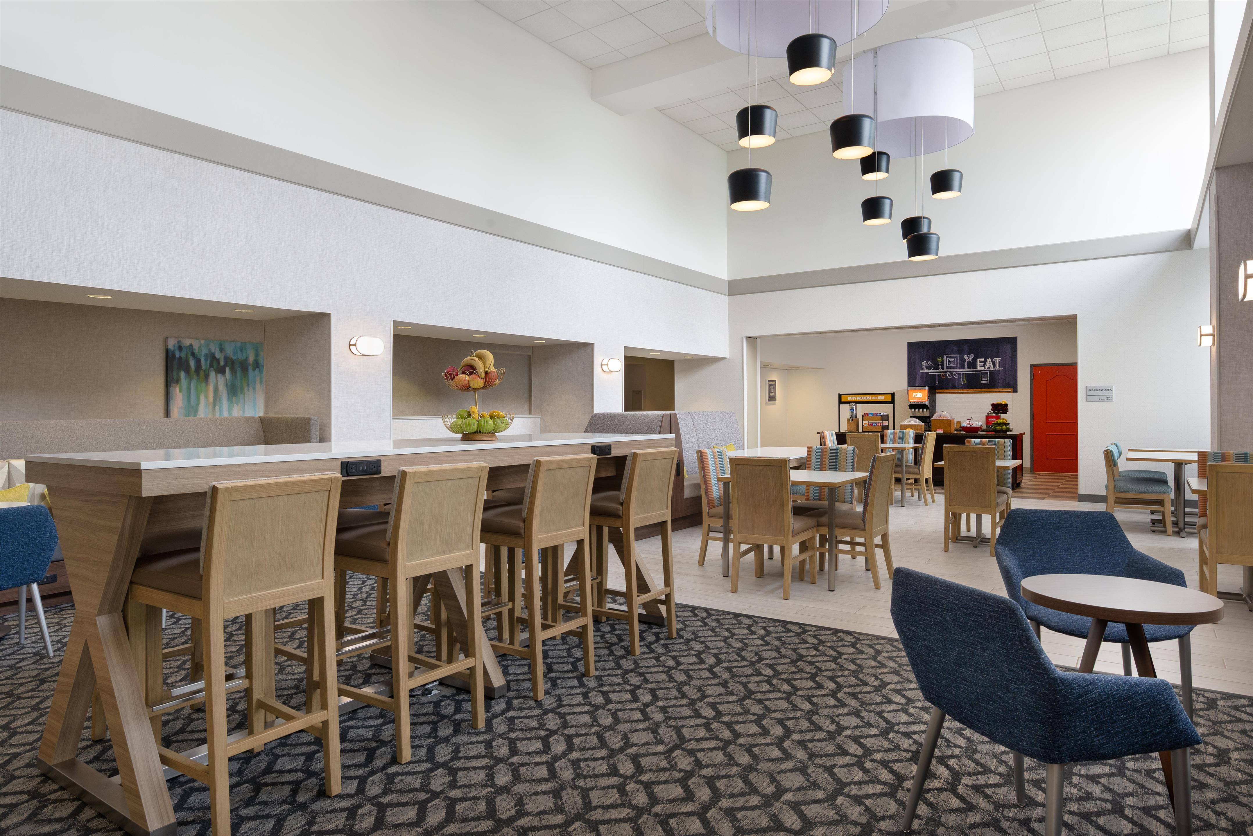 Breakfast Area | Hampton Inn & Suites Wilkes-Barre/Scranton