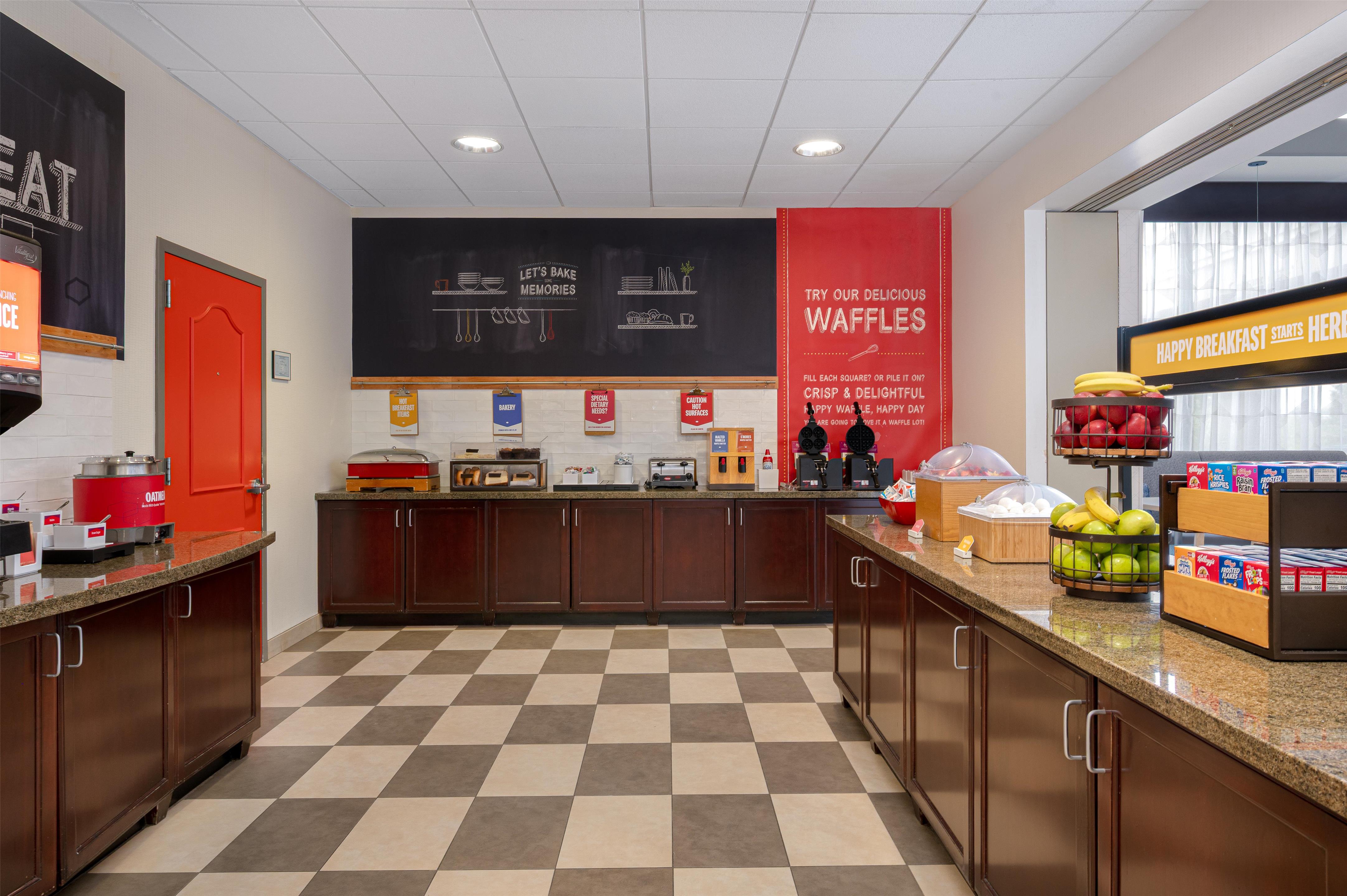 Breakfast Area | Hampton Inn & Suites Wilkes-Barre/Scranton