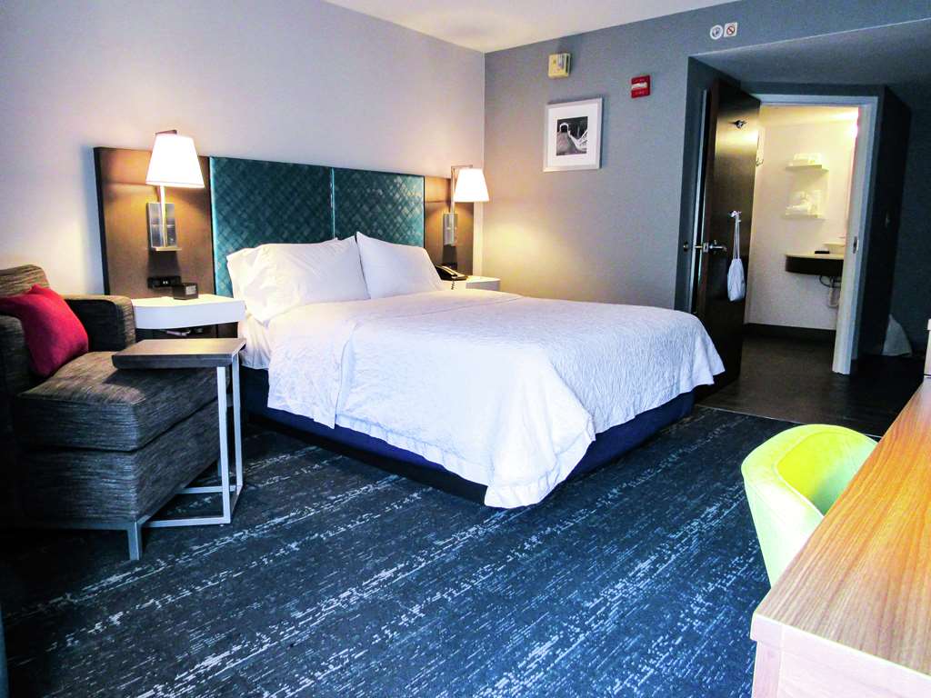 Hampton Inn & Suites by Hilton Newtown Room Type - 1 QUEEN ACCESS W RI SHWR N