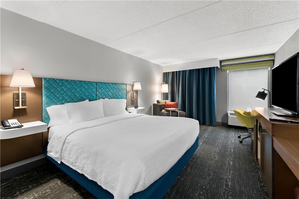 Hampton Inn &amp; Suites Newtown, PA-guestroom-Guest Room,On-Site.jpg