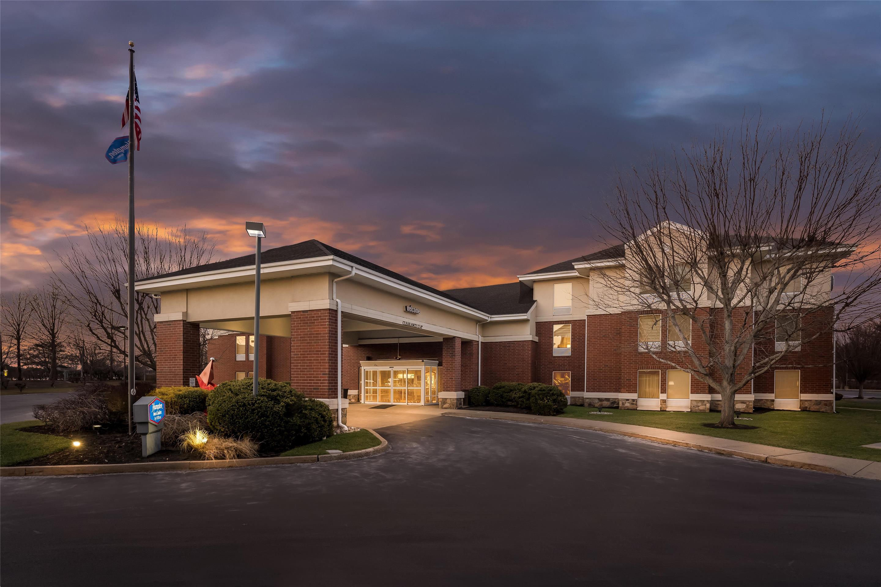 Exterior | Hampton Inn & Suites Newtown