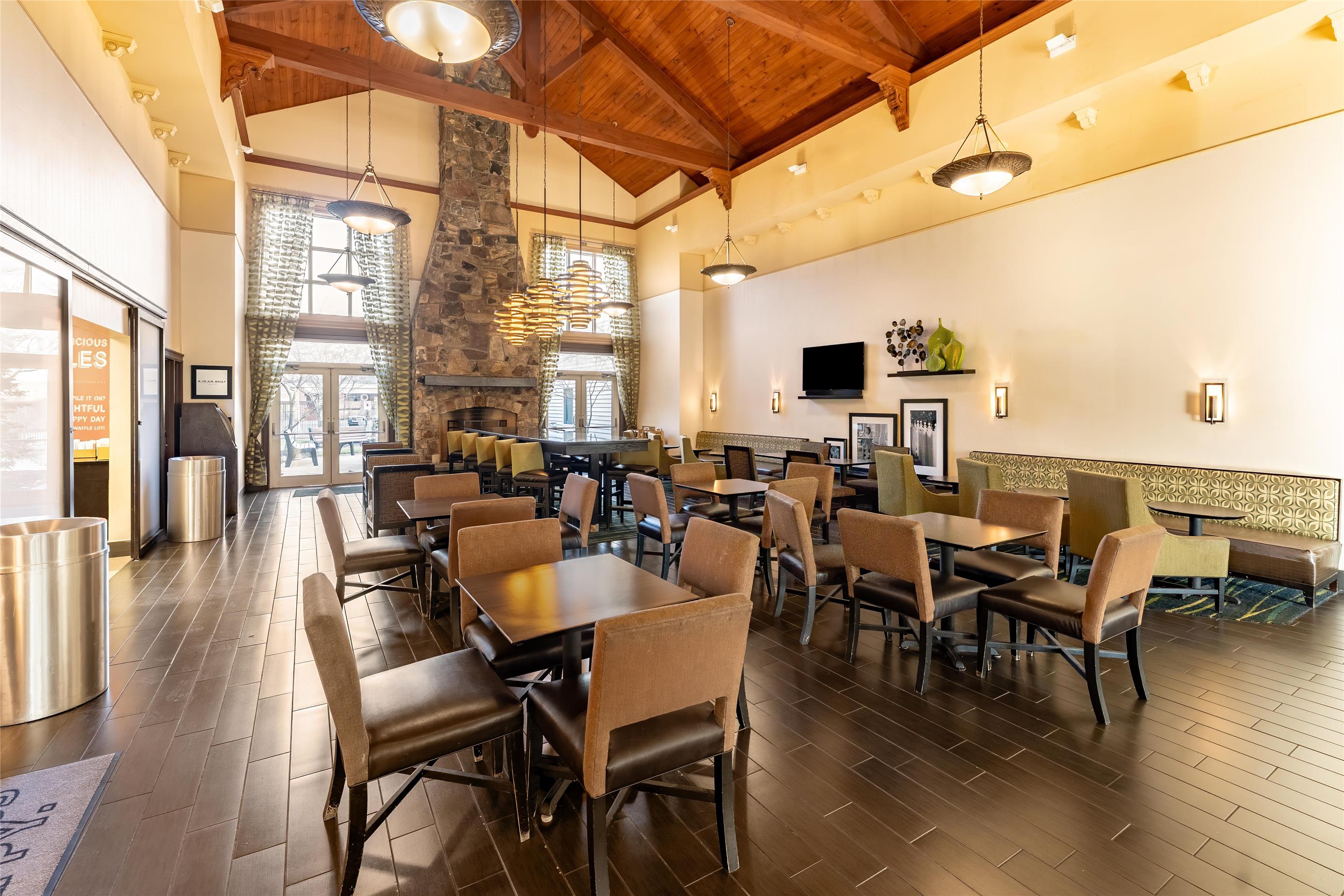 Breakfast Area | Hampton Inn & Suites Newtown