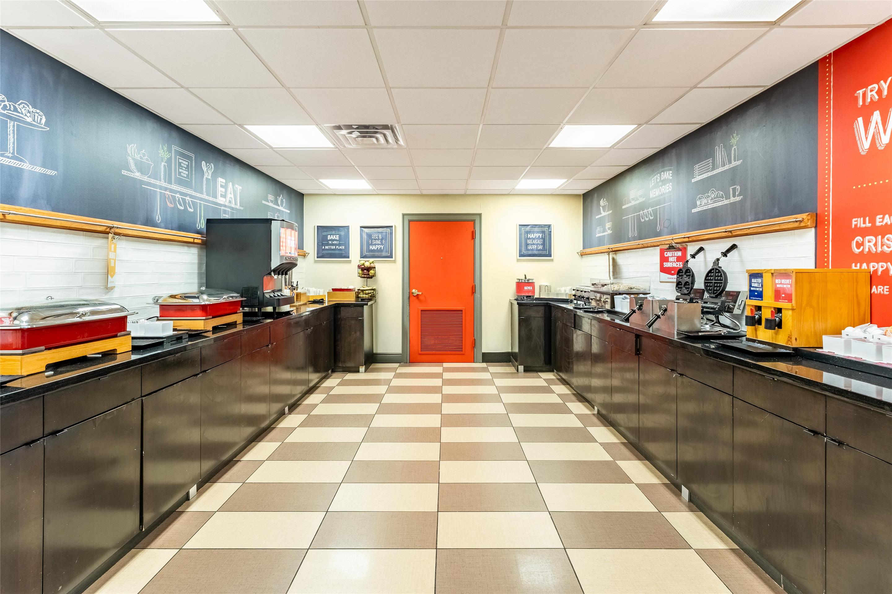 Breakfast Area | Hampton Inn & Suites Newtown
