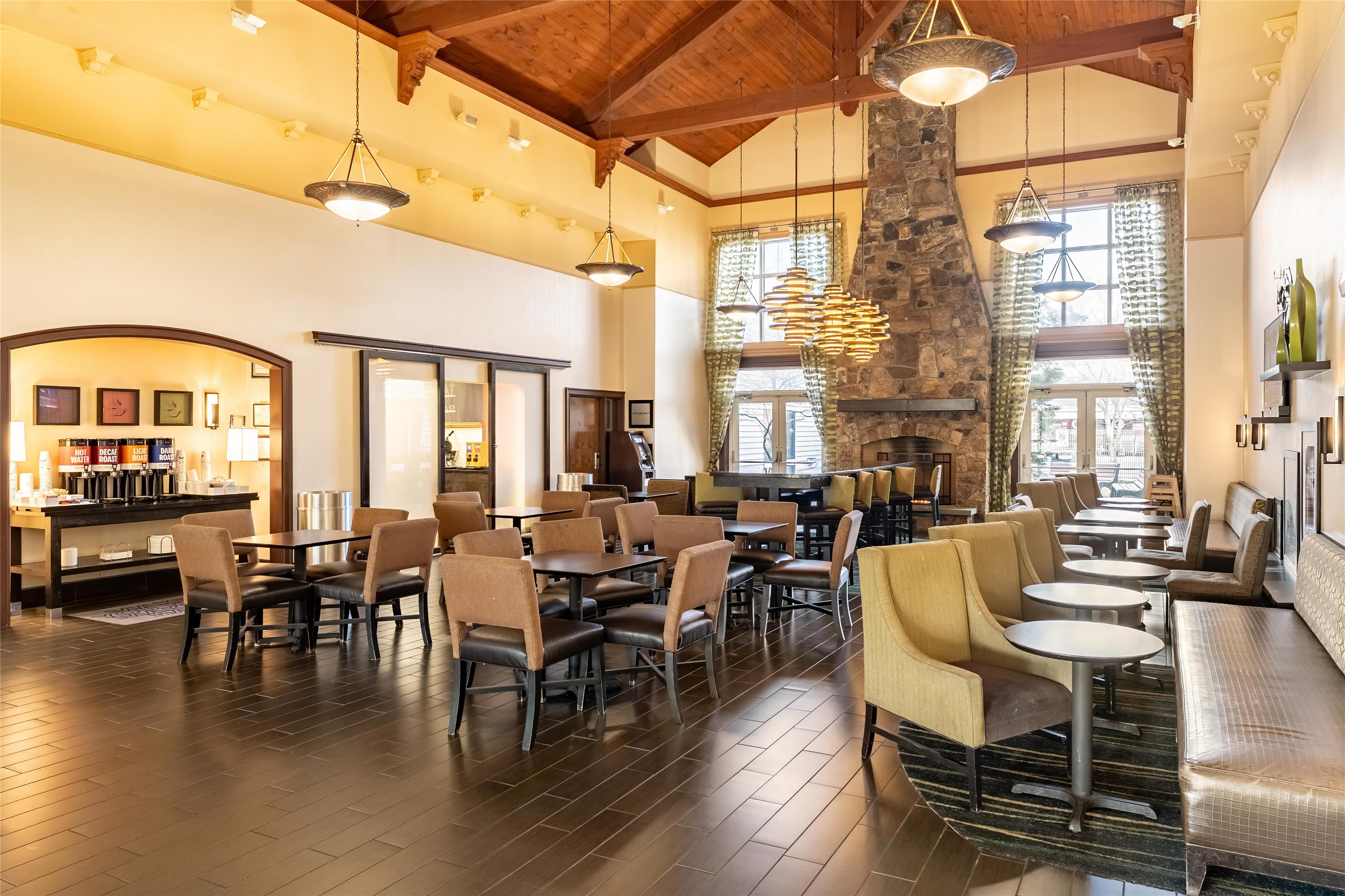 Breakfast Area | Hampton Inn & Suites Newtown