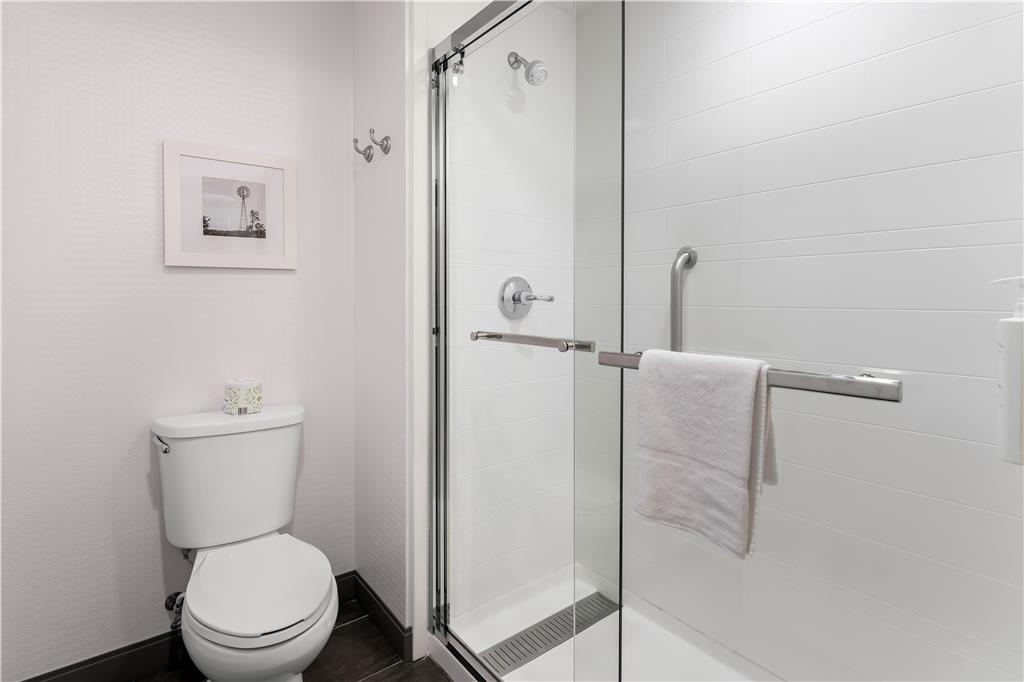 Hampton Inn &amp; Suites Newtown, PA-guestroom-Guest Room,Bathroom,On-Site.jpg