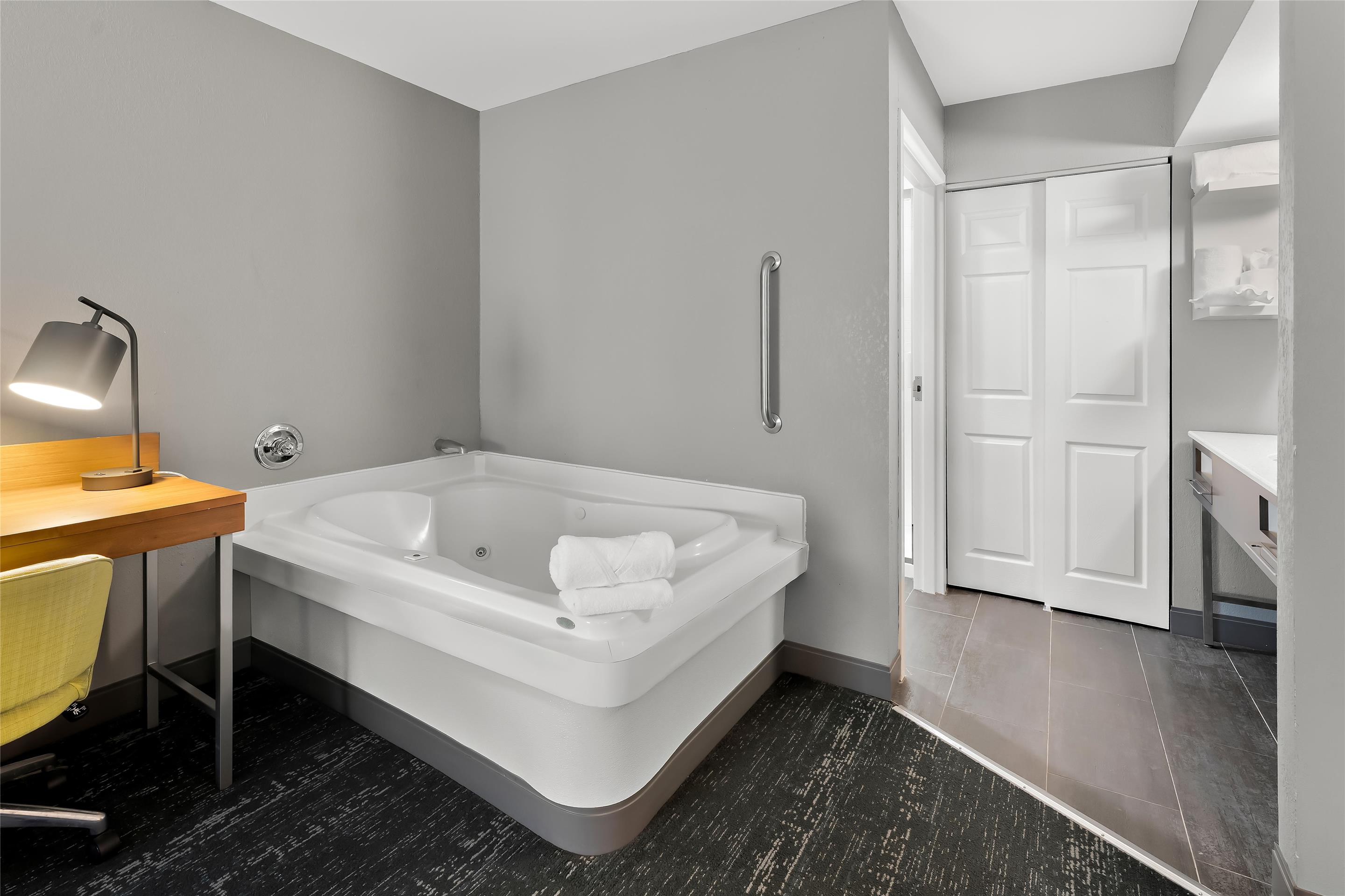 Guest room bath
