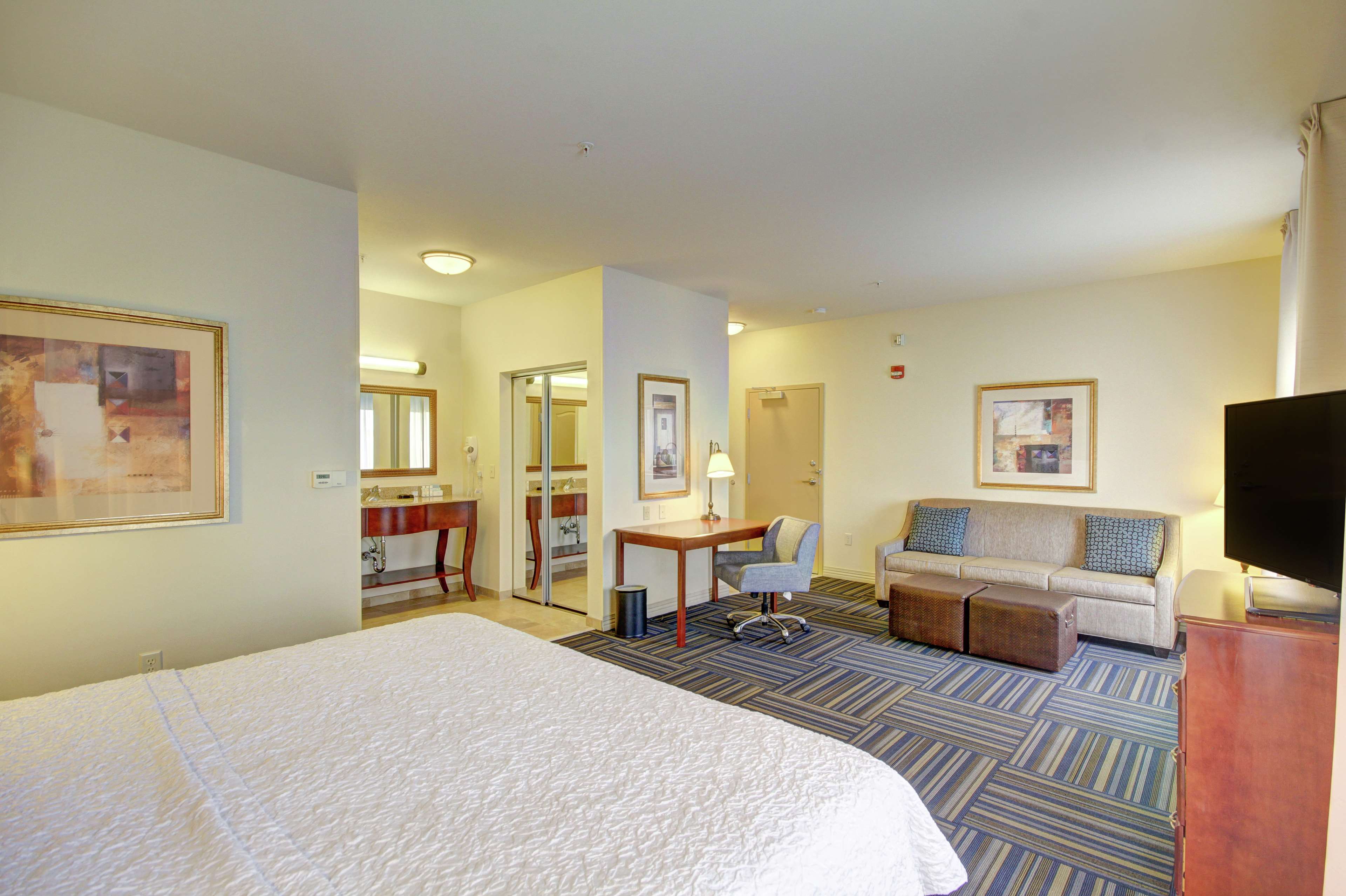 Hampton Inn & Suites Alexandria Room Type - KING STUDIO SOFABED NS