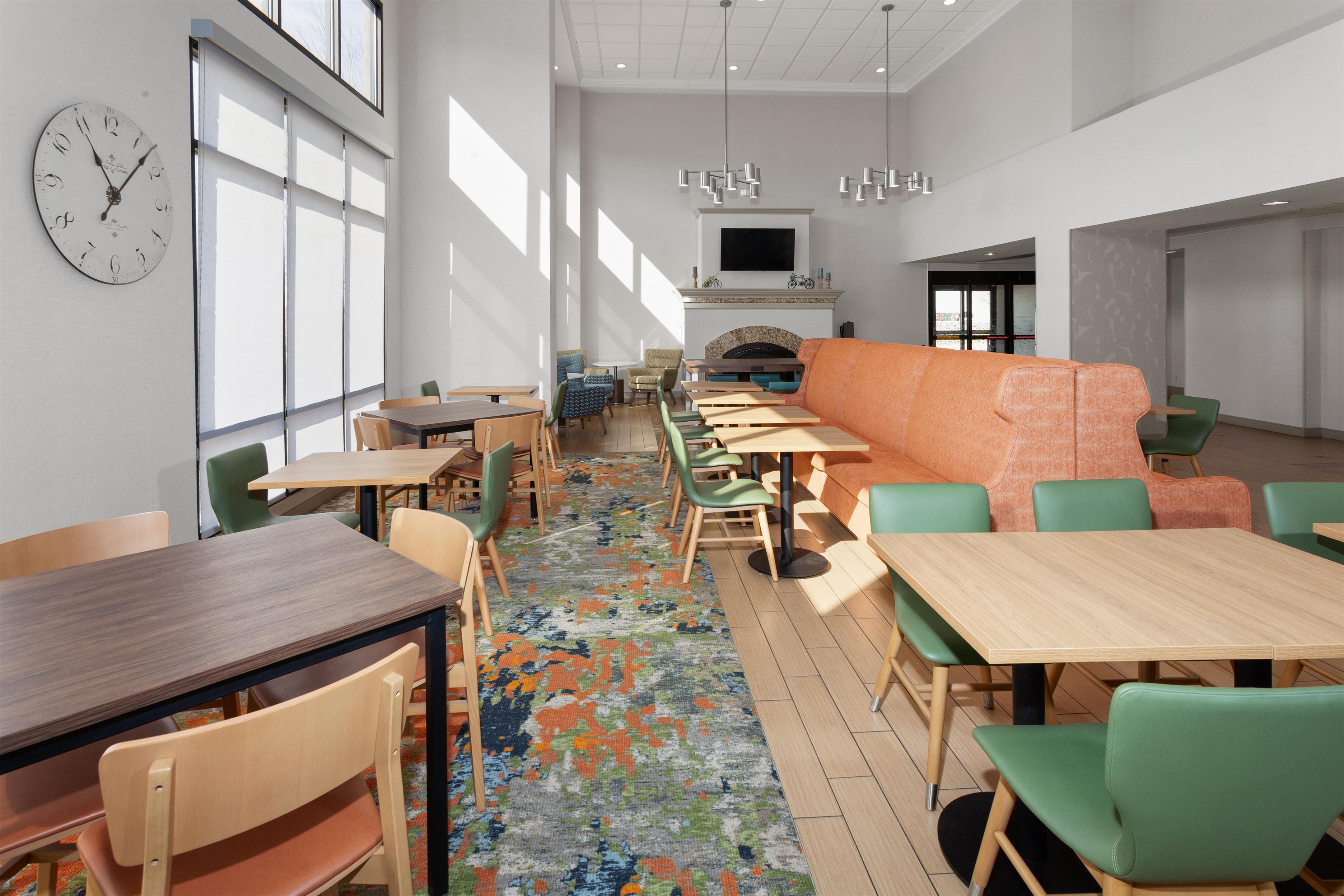 Breakfast Area | Hampton Inn & Suites Alexandria