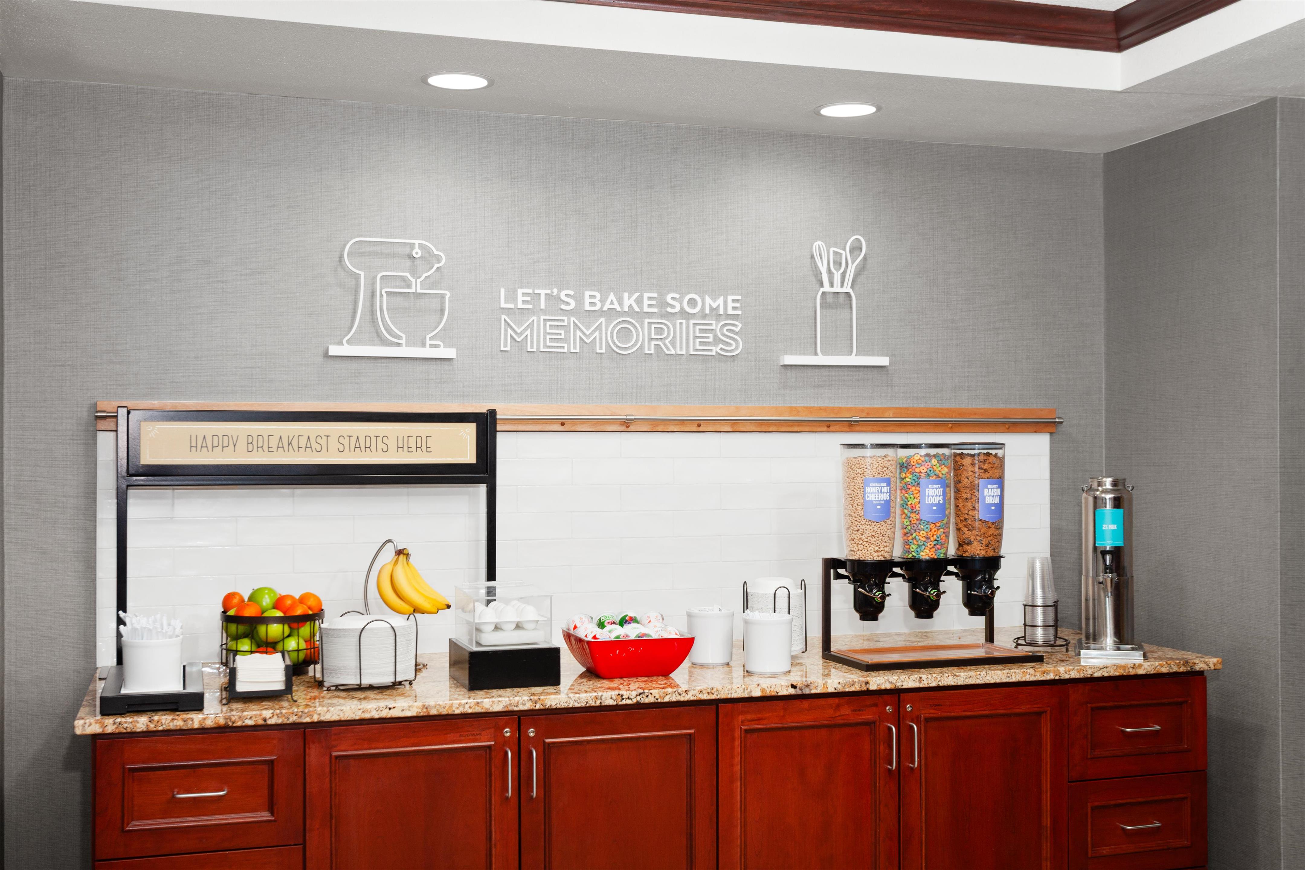 Breakfast Area | Hampton Inn & Suites Alexandria