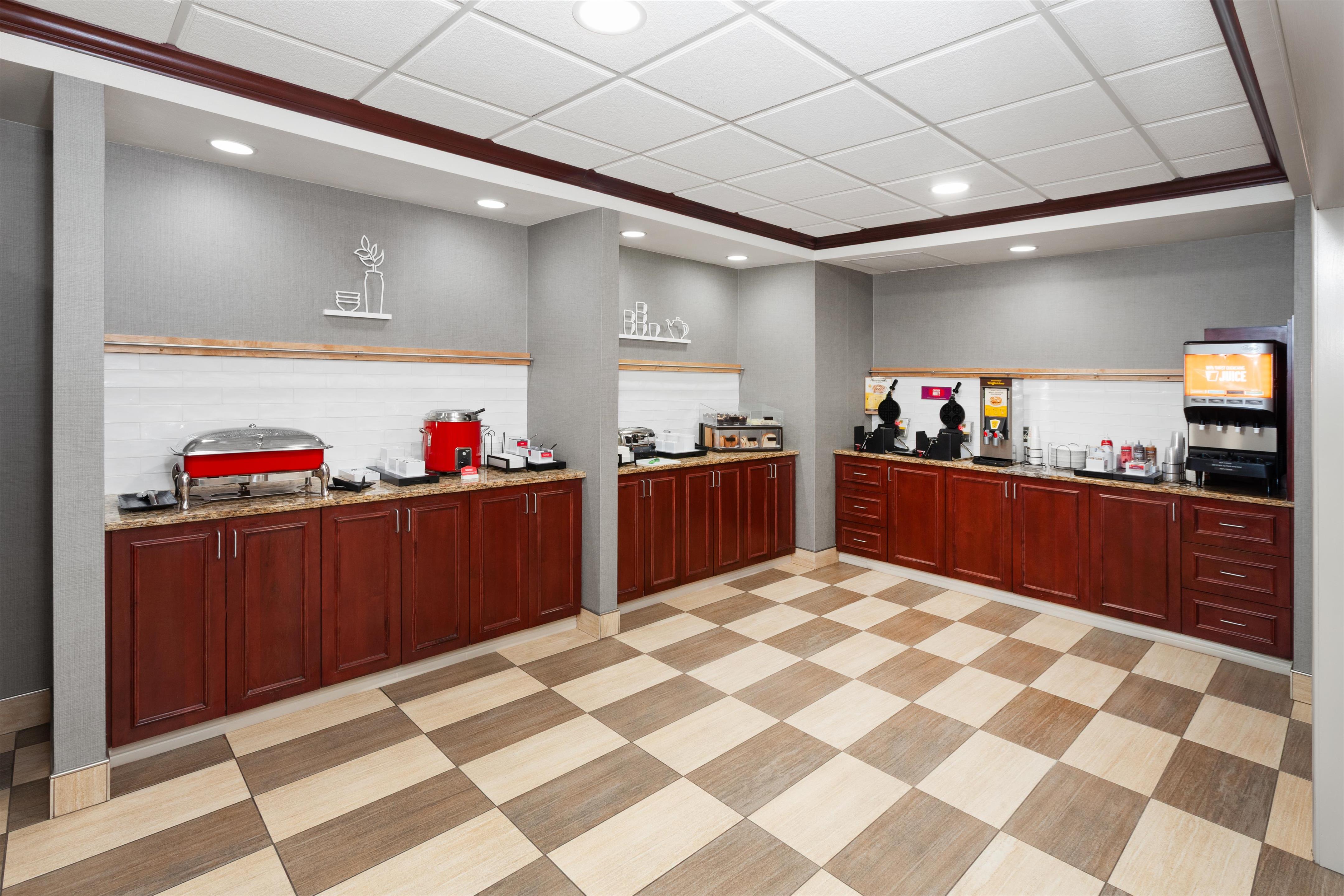 Breakfast Area | Hampton Inn & Suites Alexandria