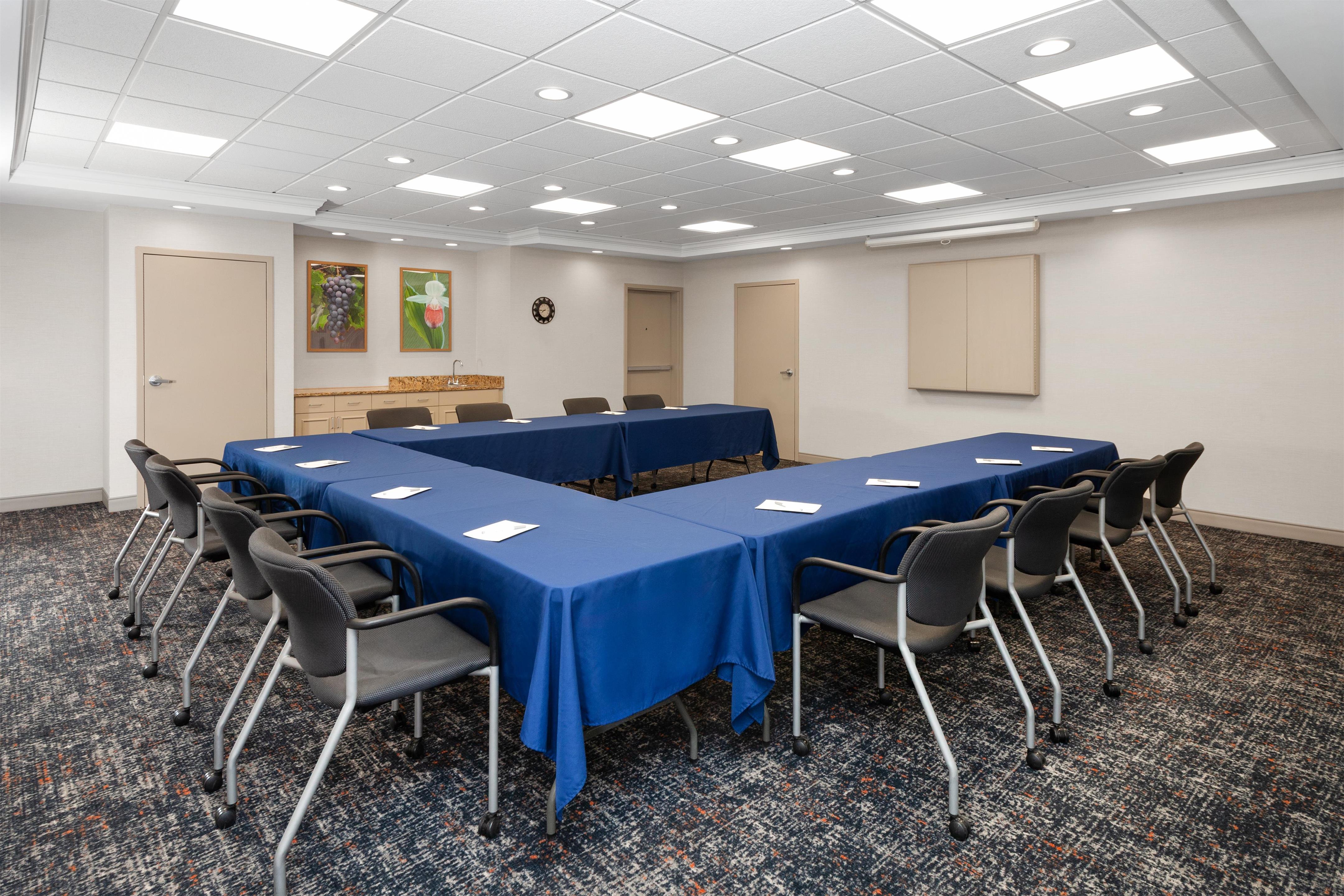 Meeting Room | Hampton Inn & Suites Alexandria