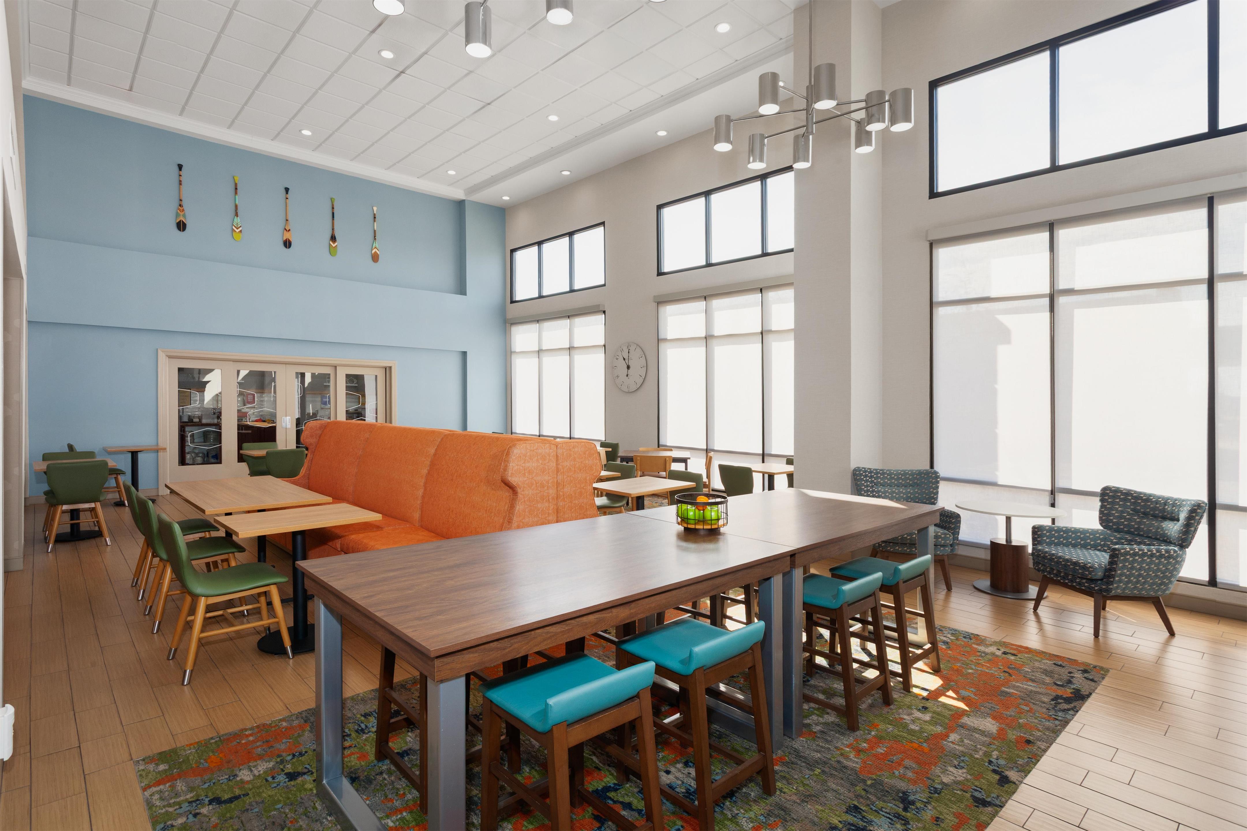 Breakfast Area | Hampton Inn & Suites Alexandria