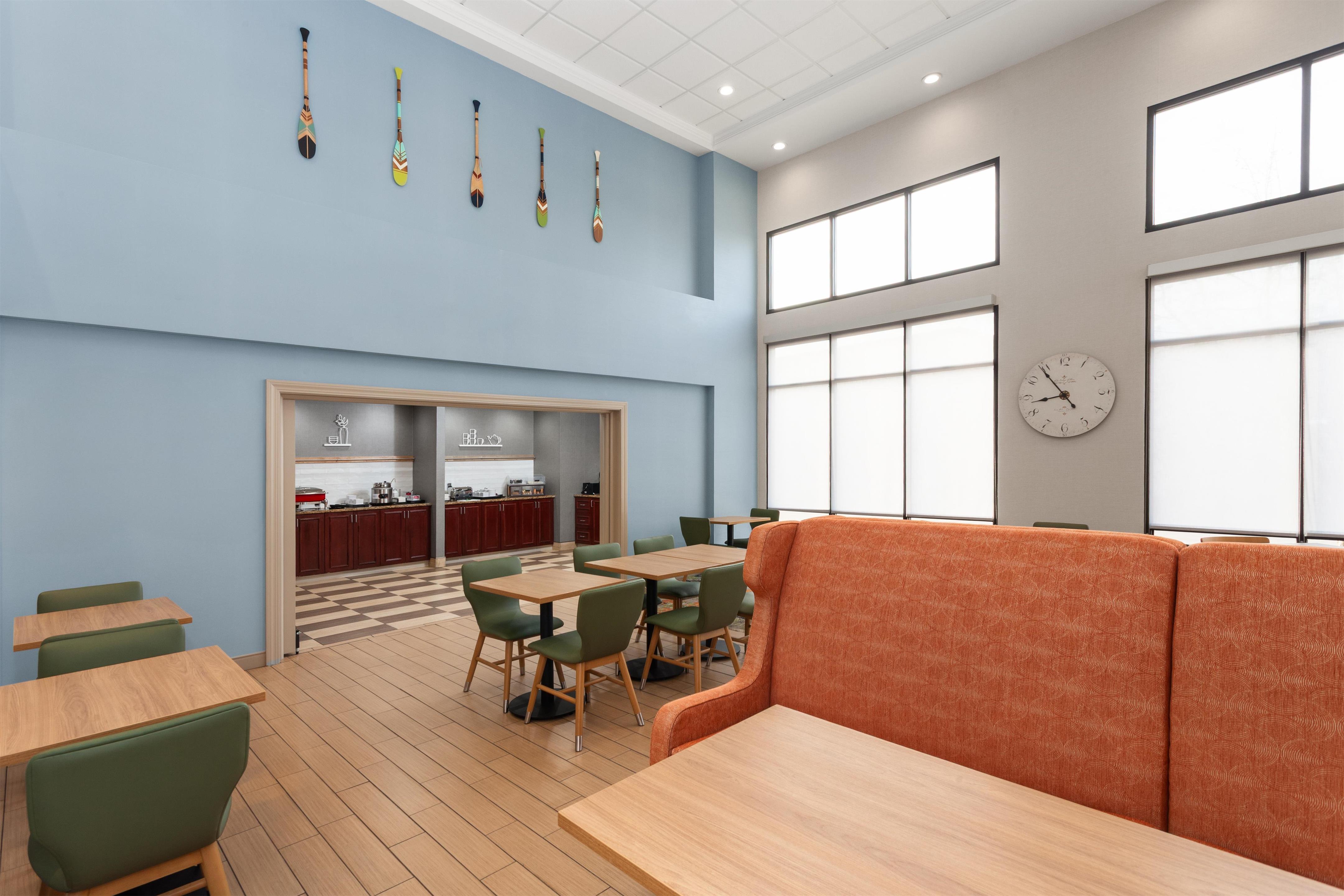Breakfast Area | Hampton Inn & Suites Alexandria