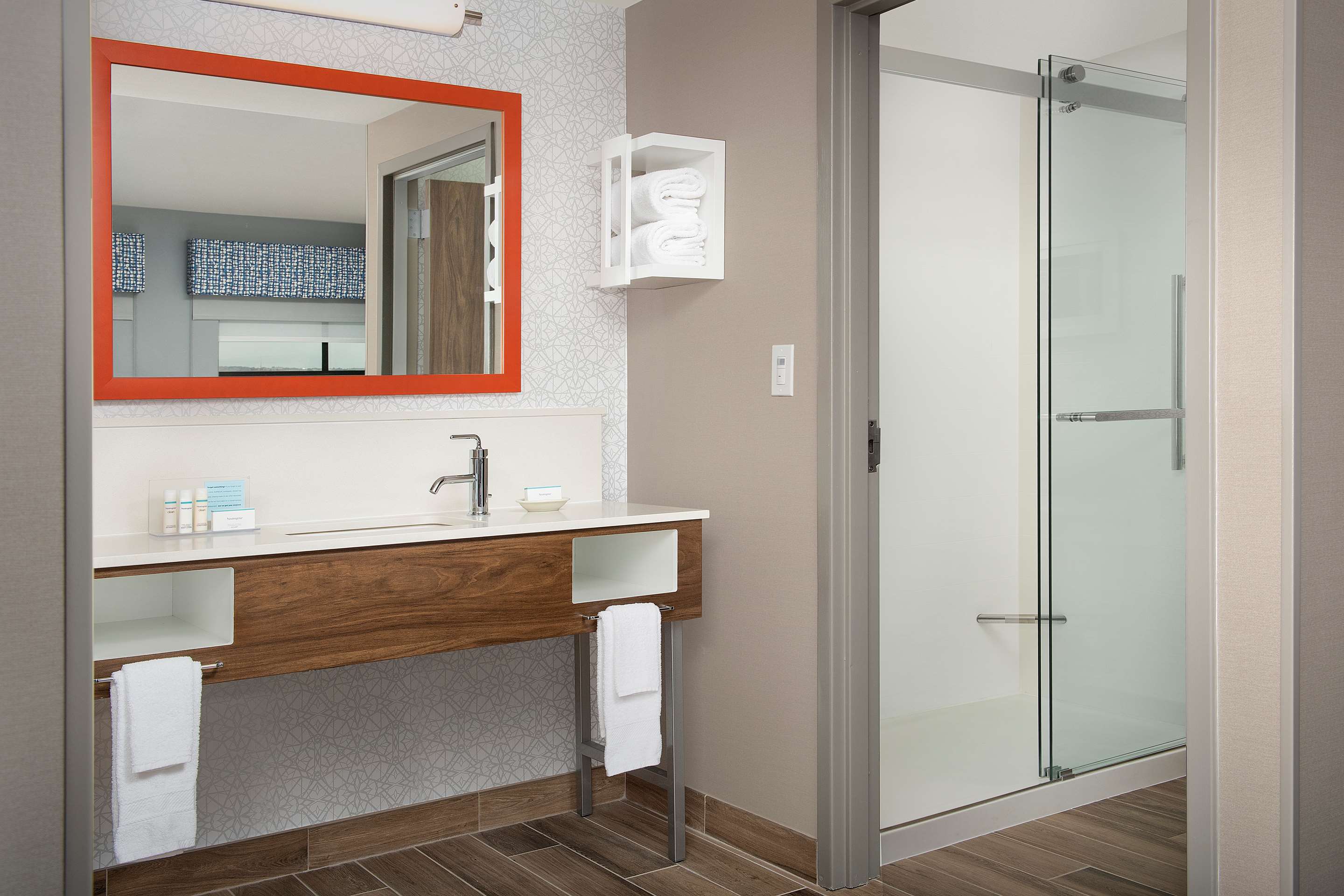 Guest room bath