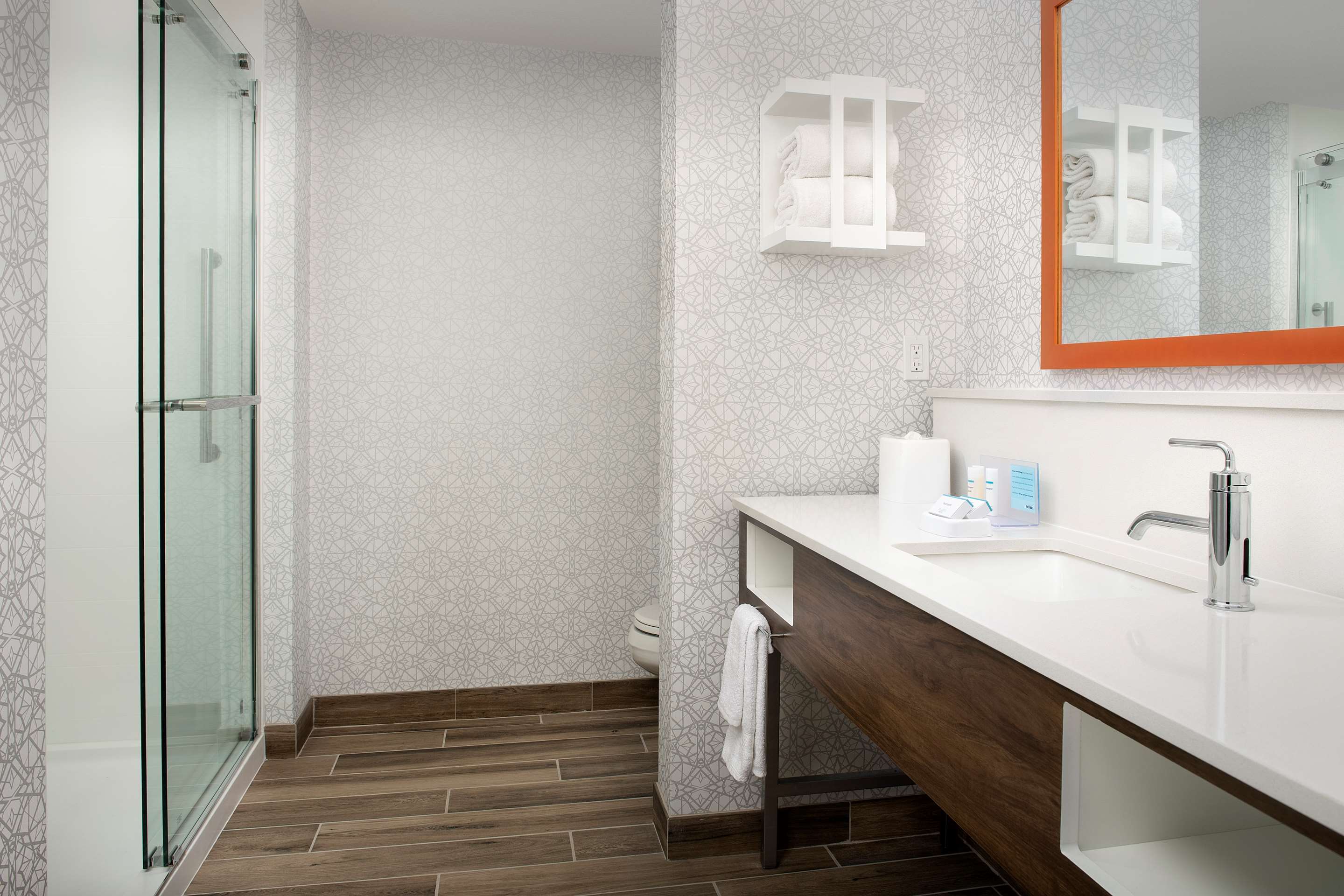 Guest room bath