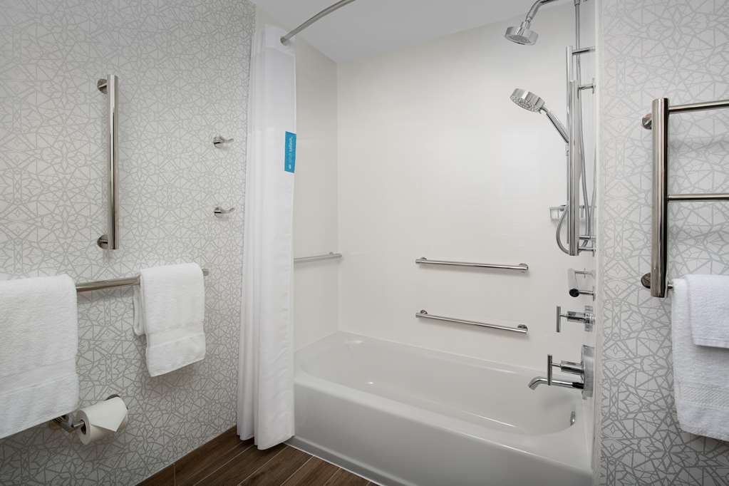 Hampton Inn by Hilton Baltimore-Downtown-Convention Center Room Type - 2QN MOB/HEARING ACC TUB NS
