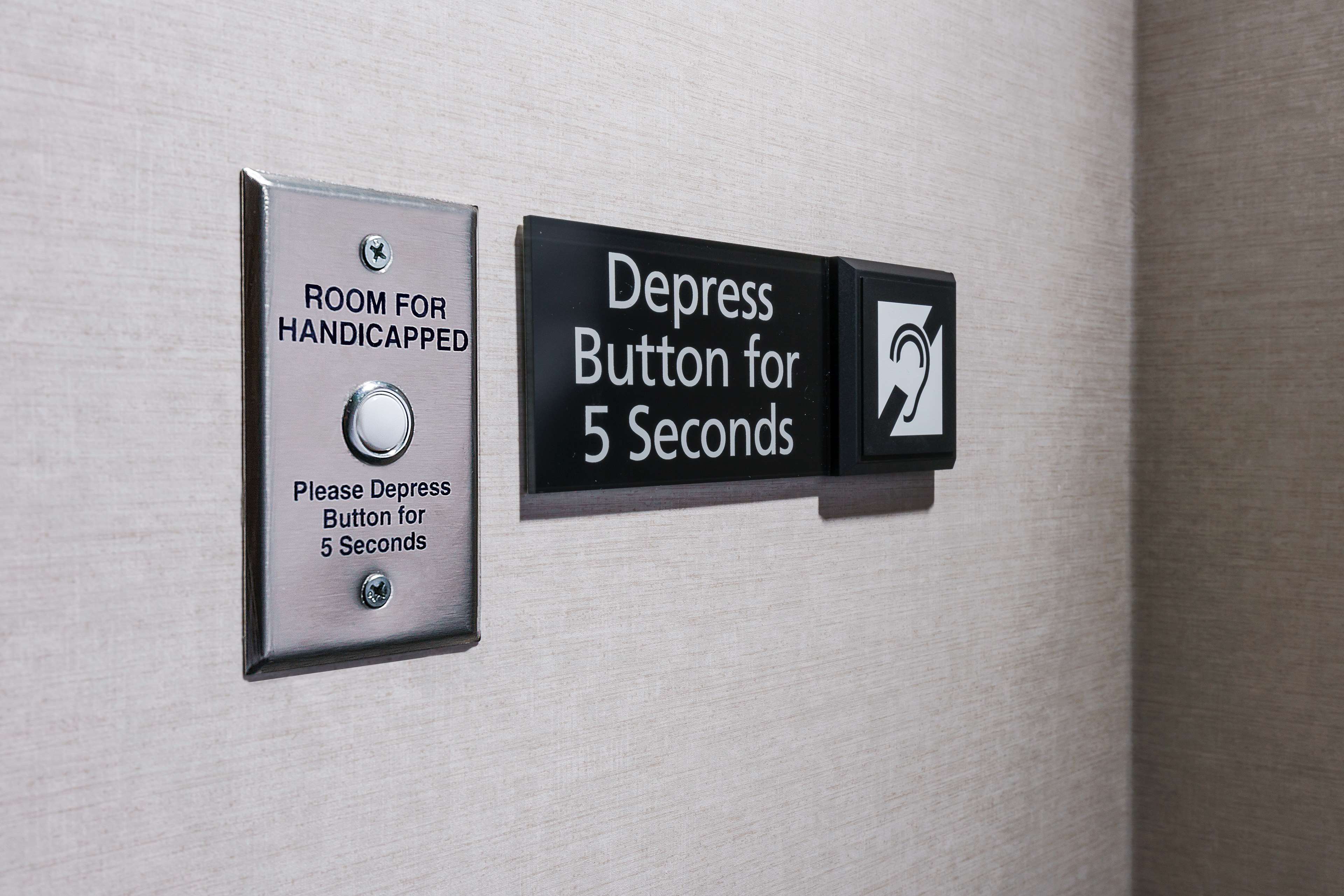 Hampton Inn and Suites Inner Harbor Room Type - 2QN HEARING ACC STUDIO NS
