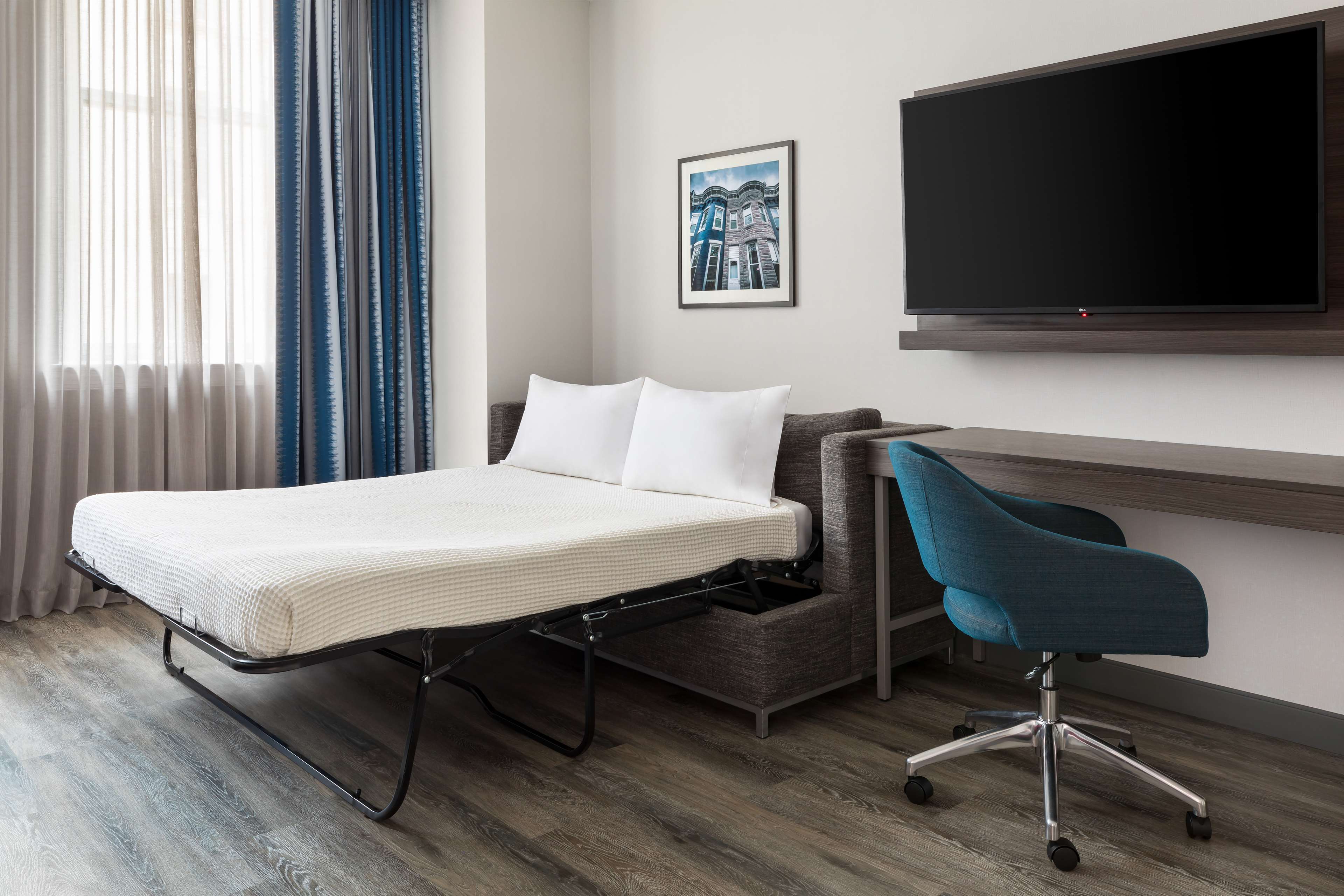 Hampton Inn and Suites Inner Harbor Room Type - 1KN MOB HEA ACC TUB STU NS