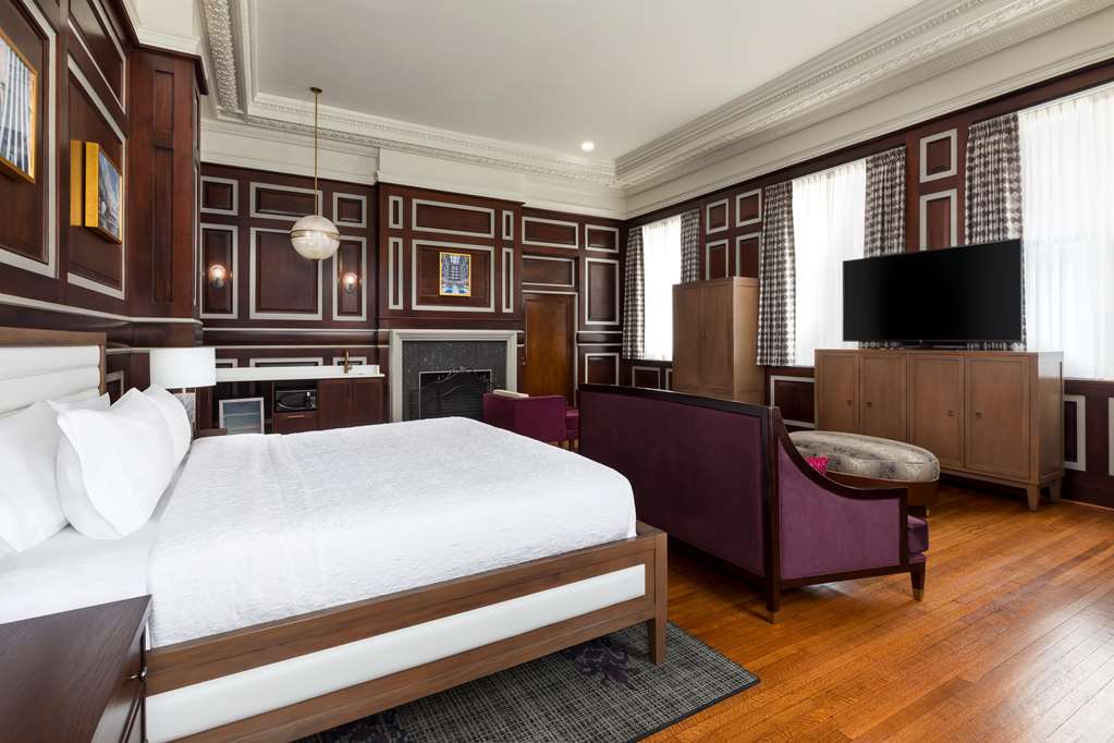 Hampton Inn and Suites Inner Harbor Room Type - 1 KN EXEC STDO STE W LR NS