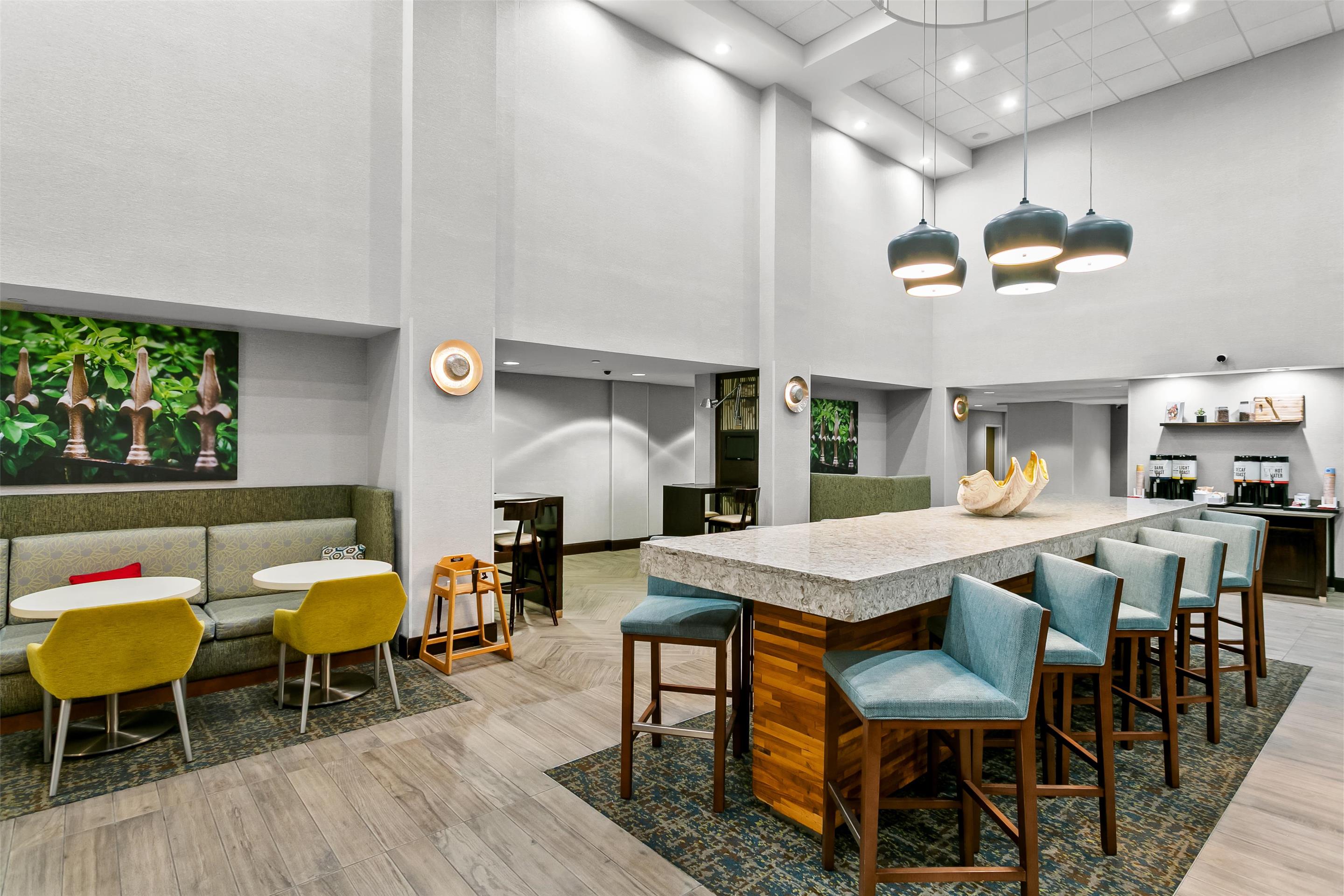 Breakfast Area | Hampton Inn & Suites Baltimore/Woodlawn