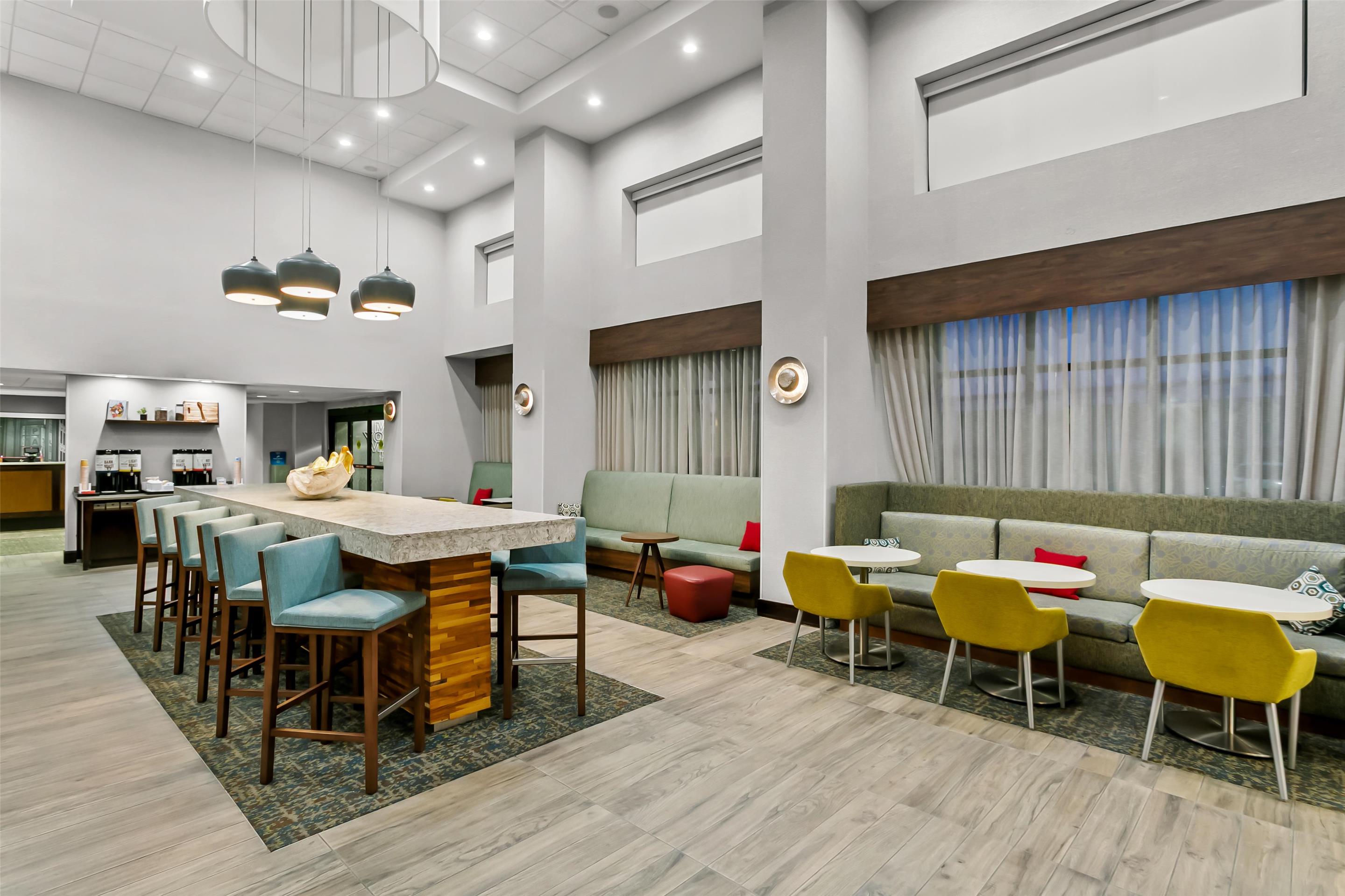 Breakfast Area | Hampton Inn & Suites Baltimore/Woodlawn