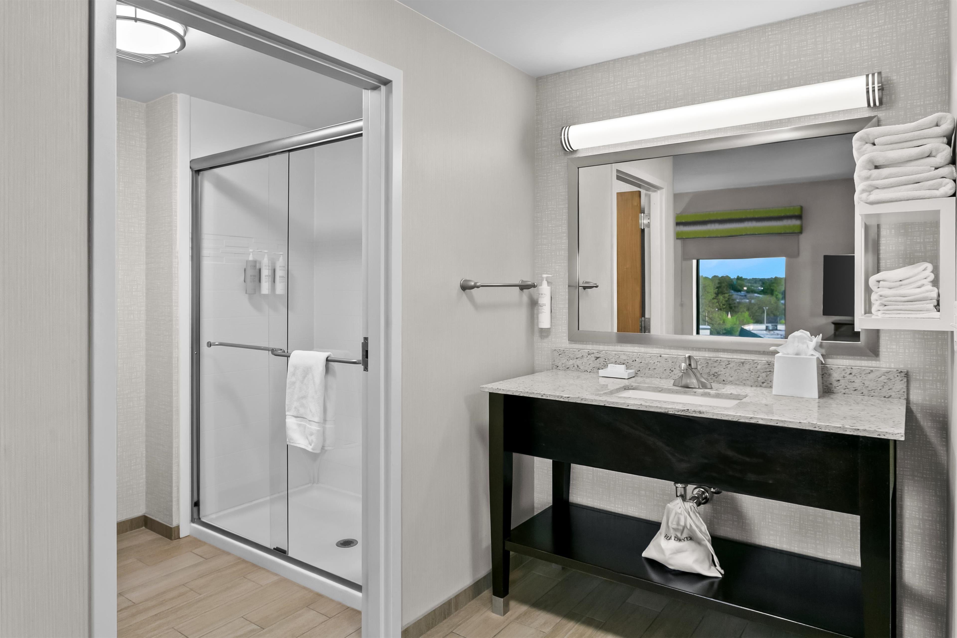 Hampton Inn & Suites by Hilton Baltimore/Woodlawn Room Type - 1KN STDO MIC FRIDG WTBR NS
