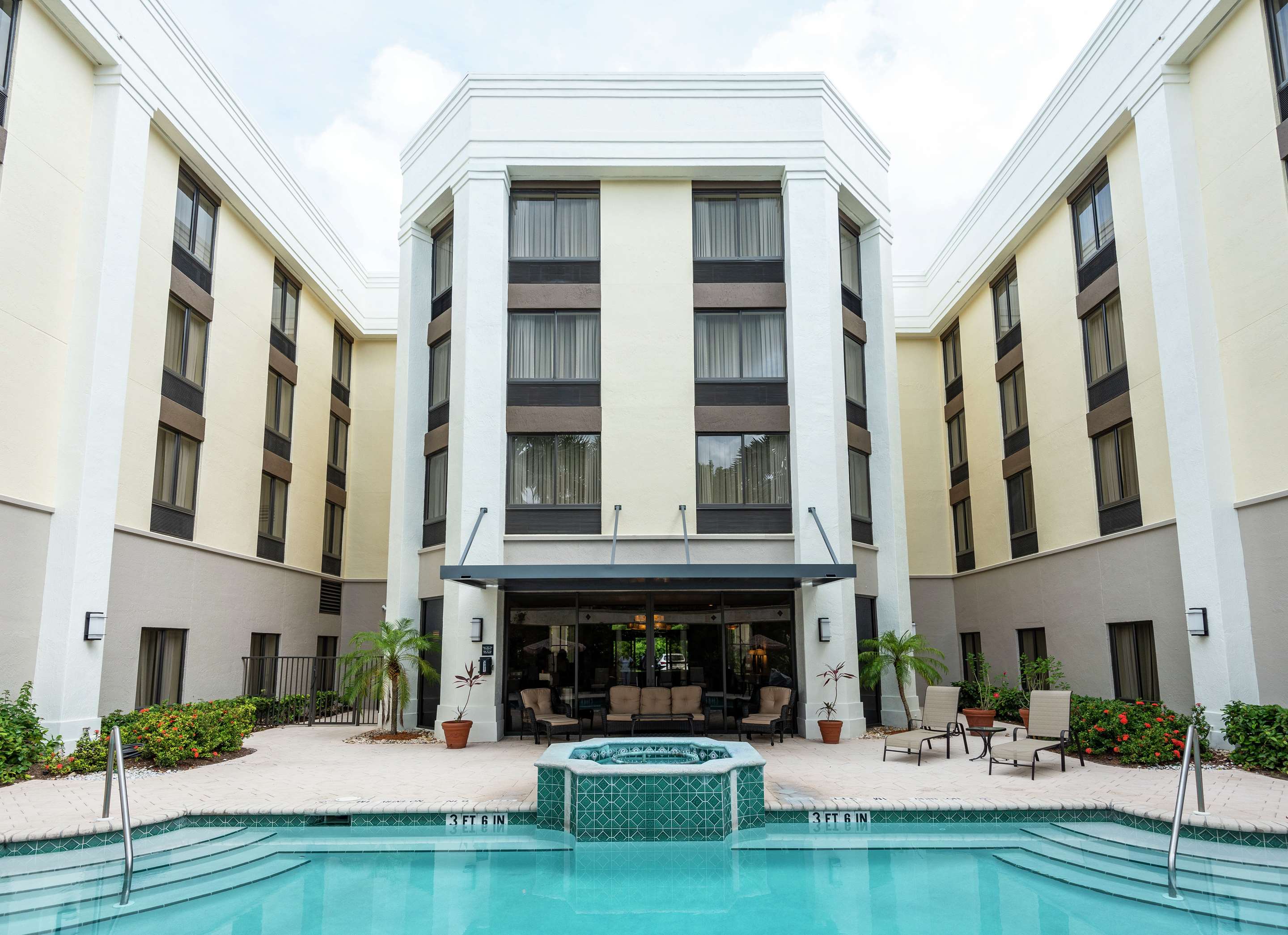 Pool | Hampton Inn Boca Raton