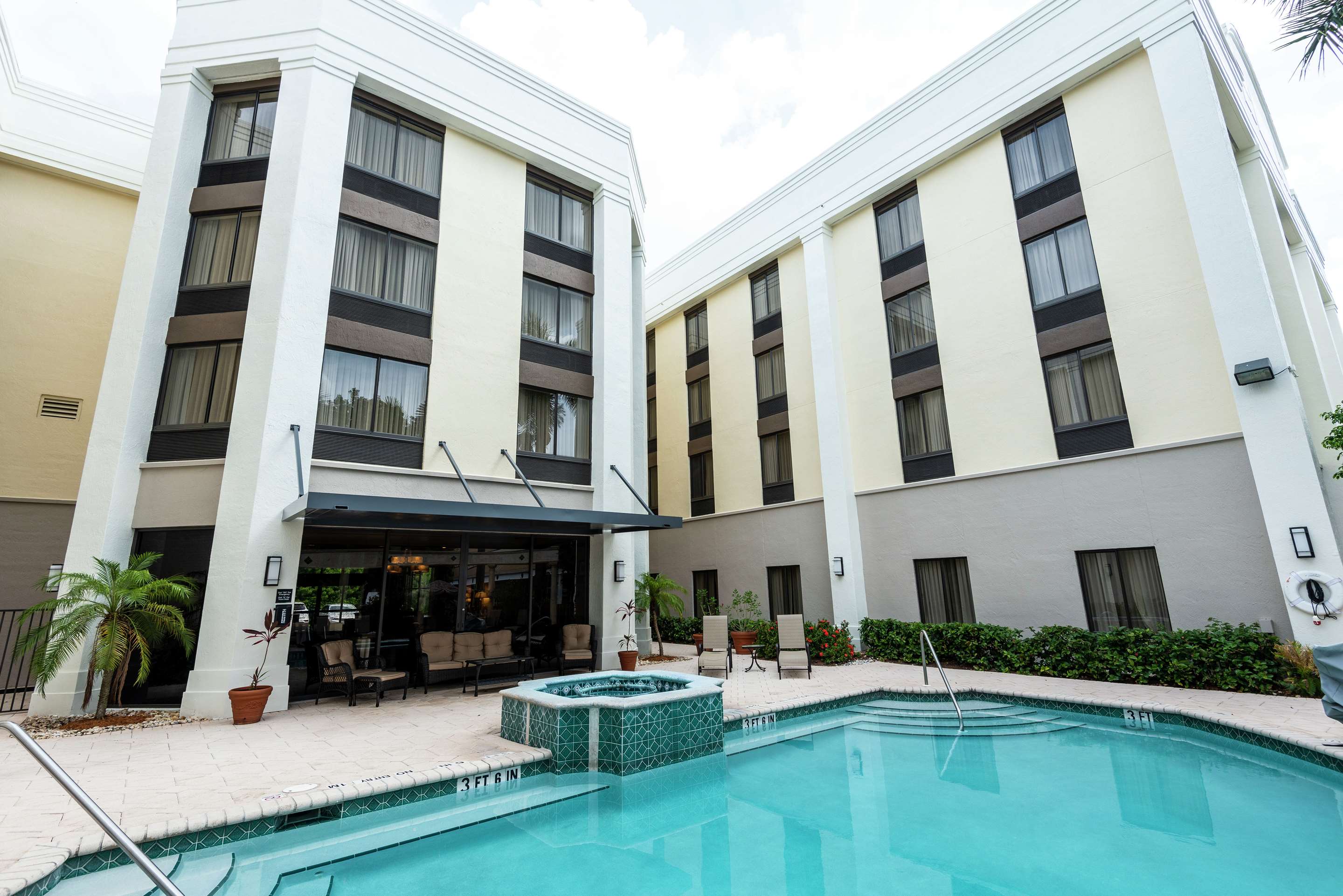 Pool | Hampton Inn Boca Raton