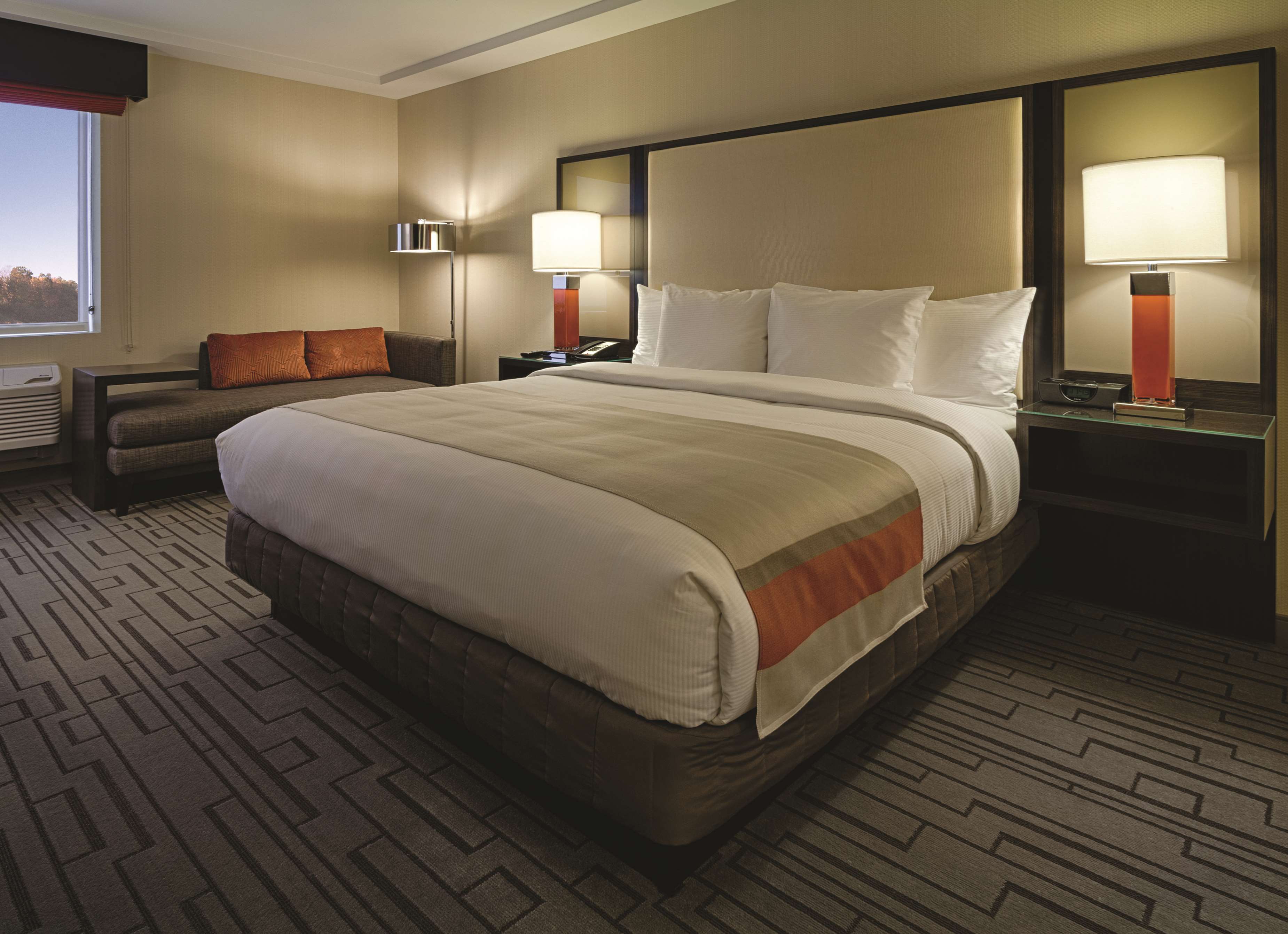 DoubleTree by Hilton Hotel Bristol, Connecticut Room Type - 1KNG MOB HEAR ACC W TUB NS