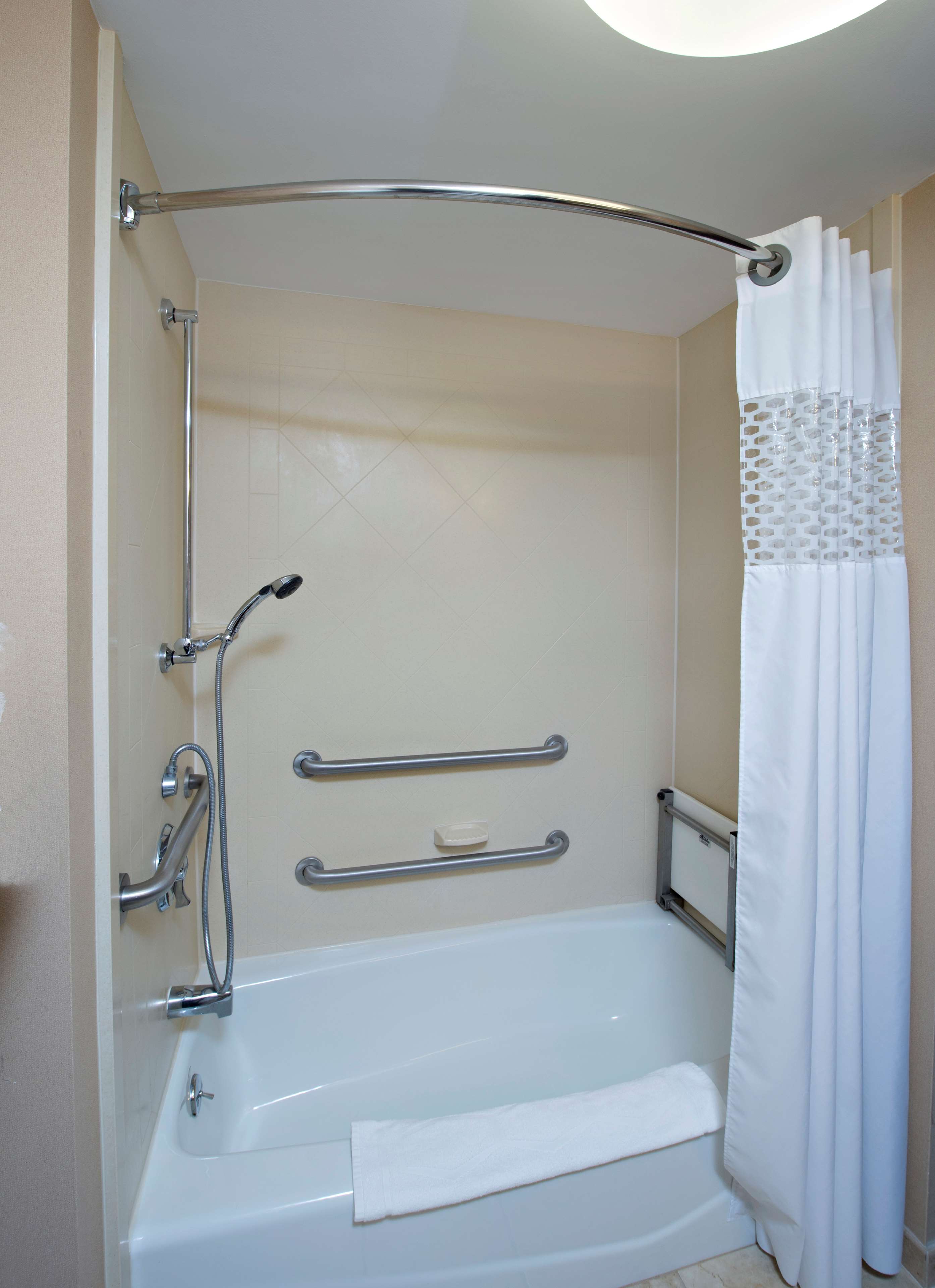 Hampton Inn by Hilton Bennington Room Type - 2QN MOB HEARING ACC TUB NS