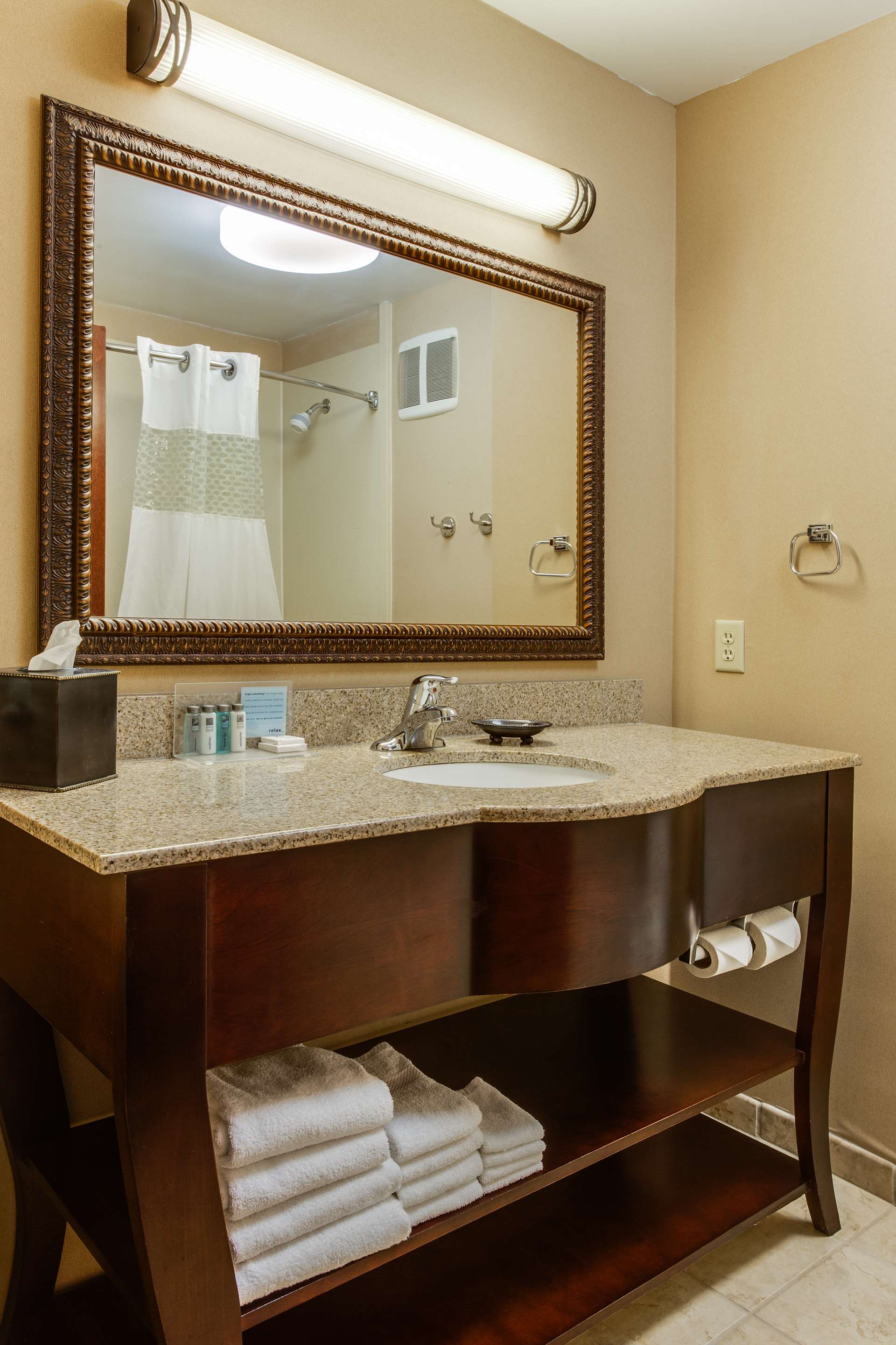 Guest room bath