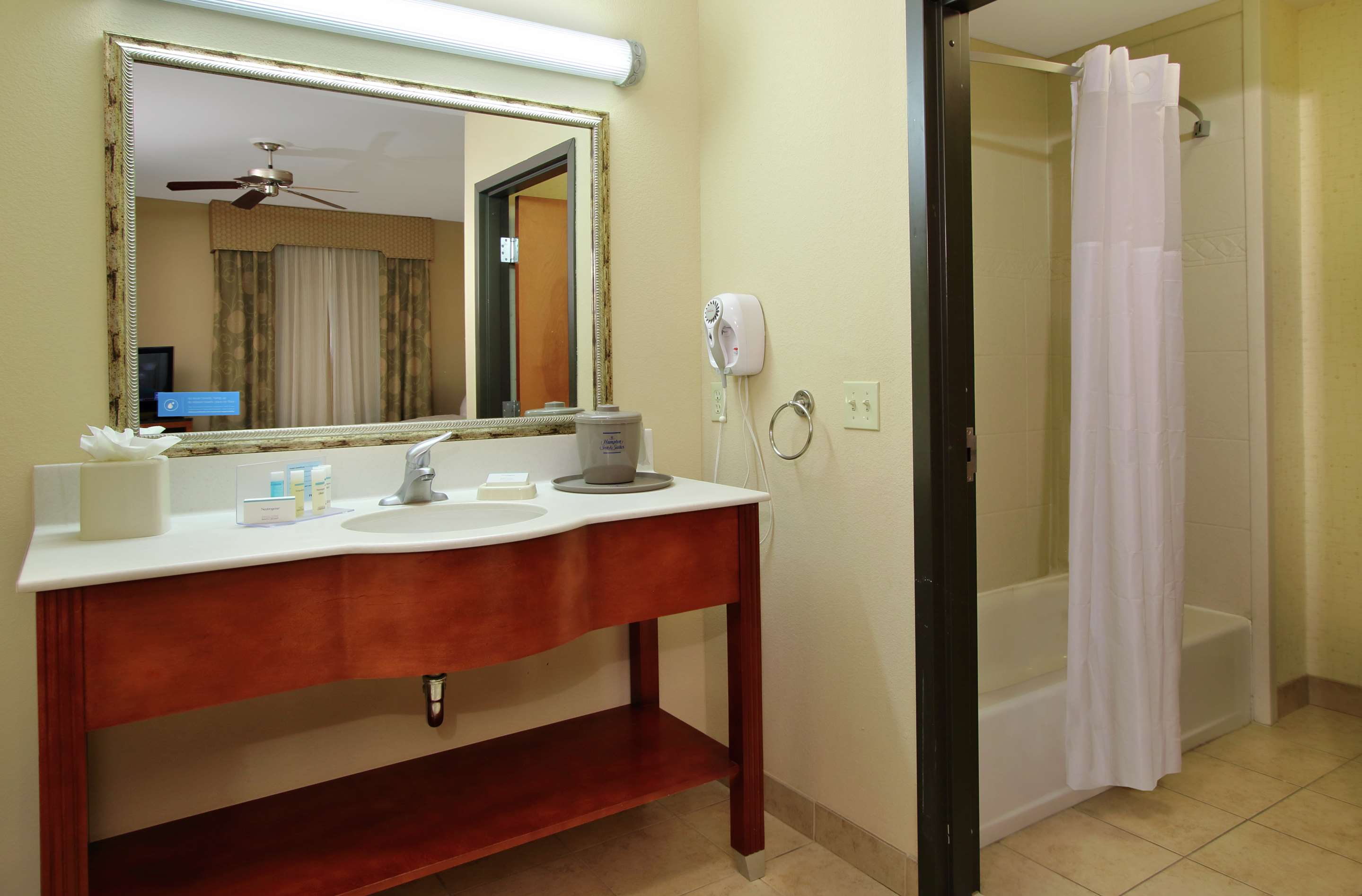 Guest room bath