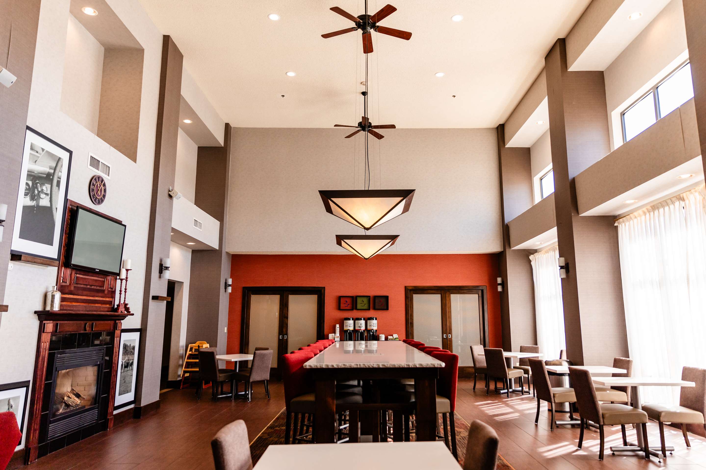 Lobby | Hampton Inn & Suites Scottsbluff Conference Center