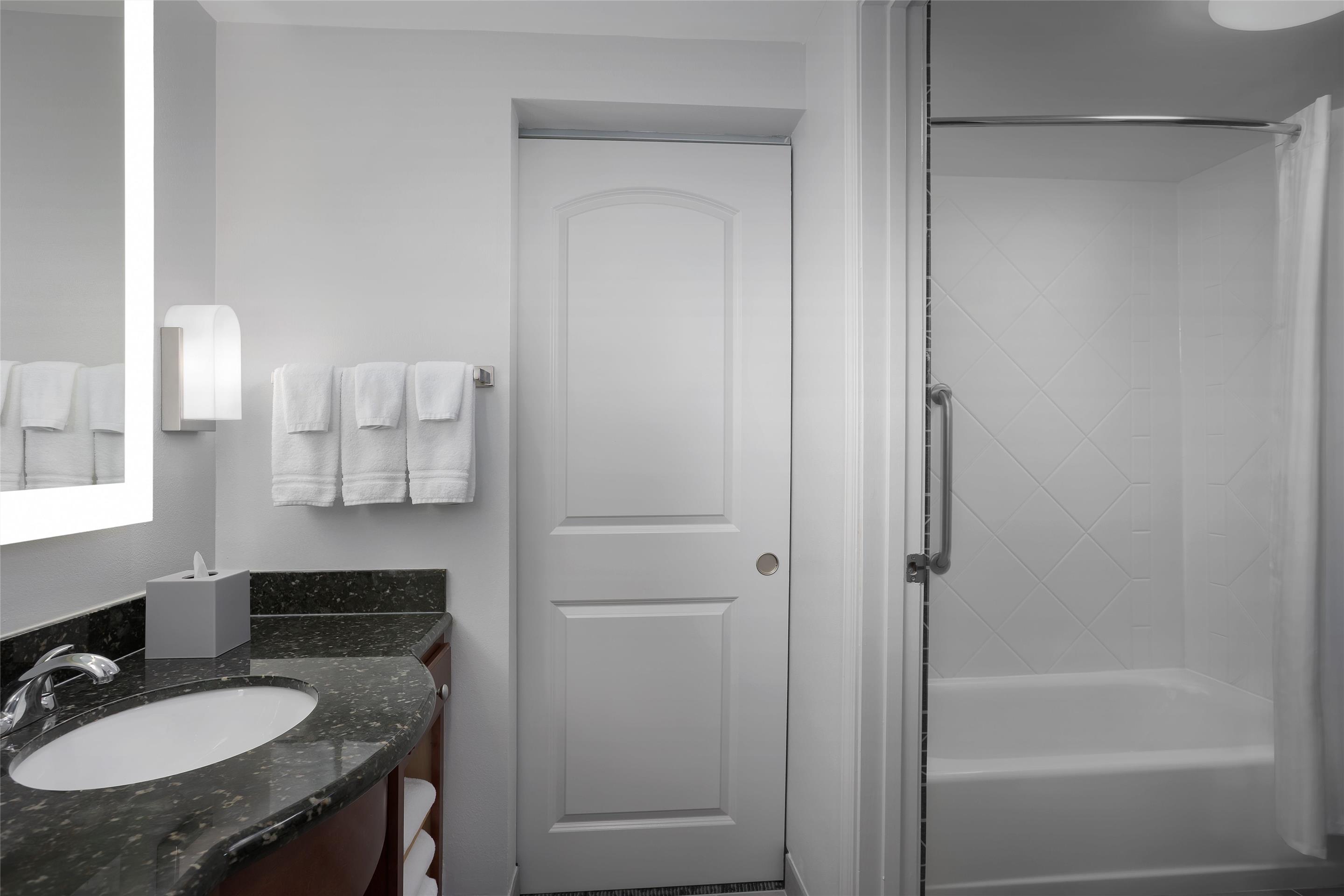 Guest room bath