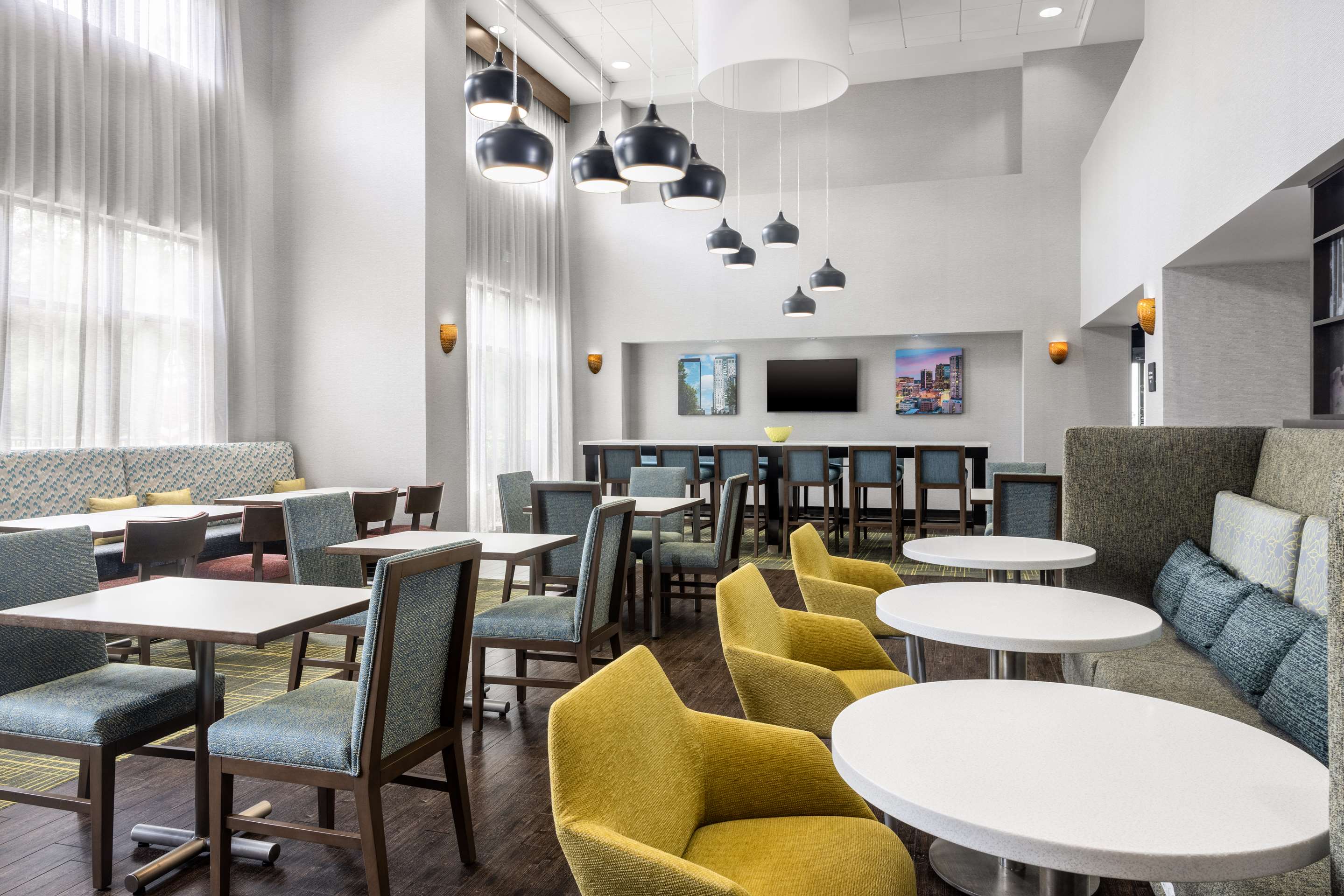 Breakfast Area | Hampton Inn & Suites Birmingham/280 East-Eagle Point