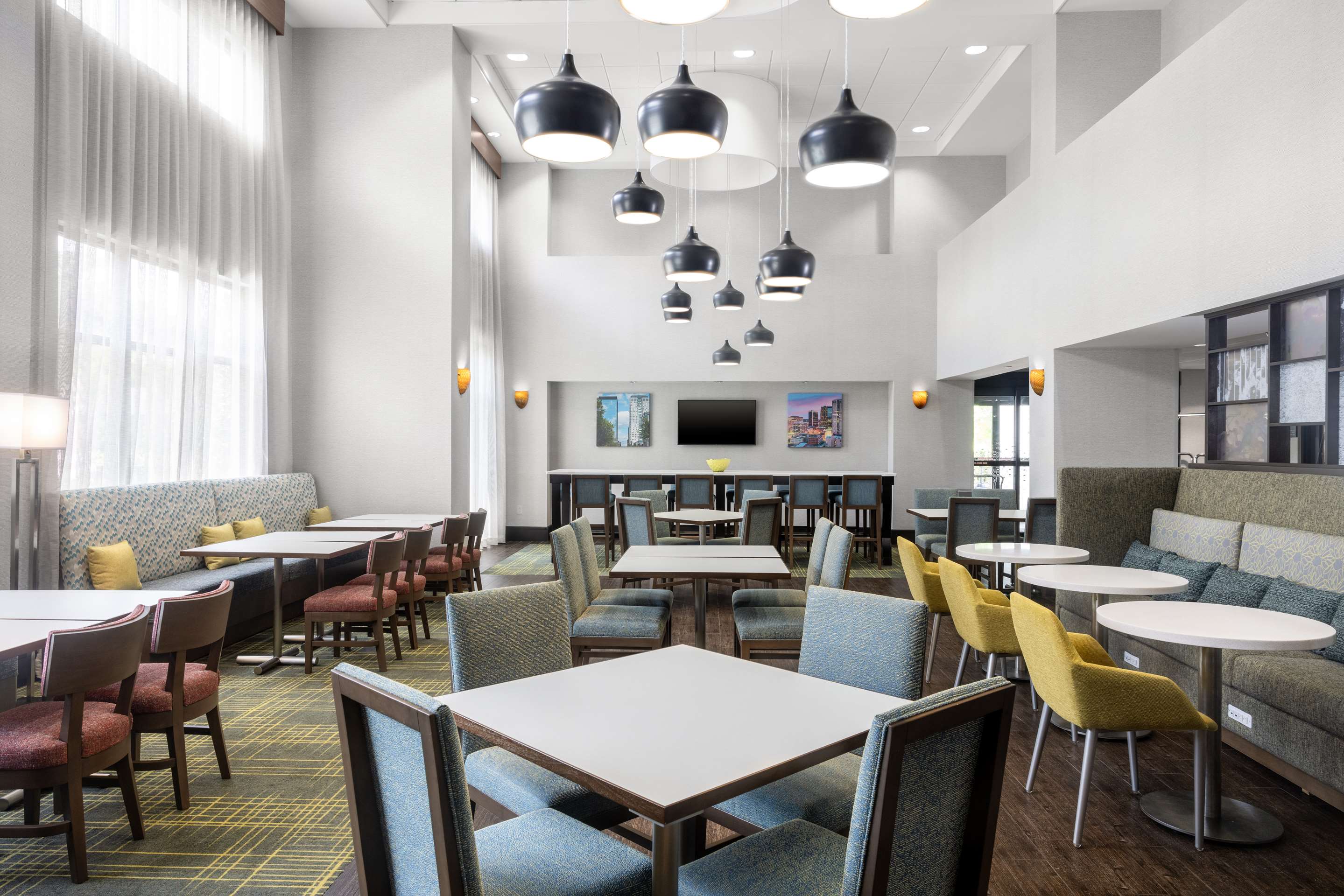 Breakfast Area | Hampton Inn & Suites Birmingham/280 East-Eagle Point