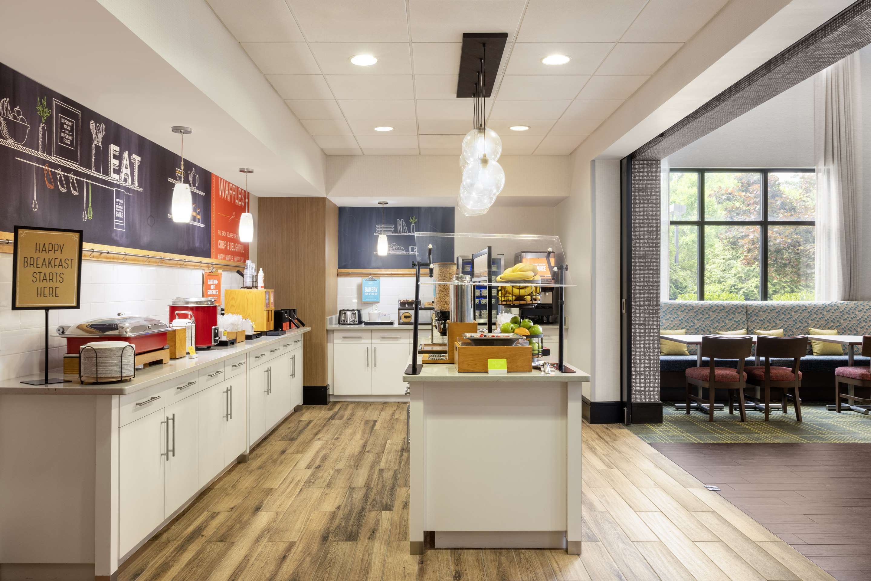 Breakfast Area | Hampton Inn & Suites Birmingham/280 East-Eagle Point