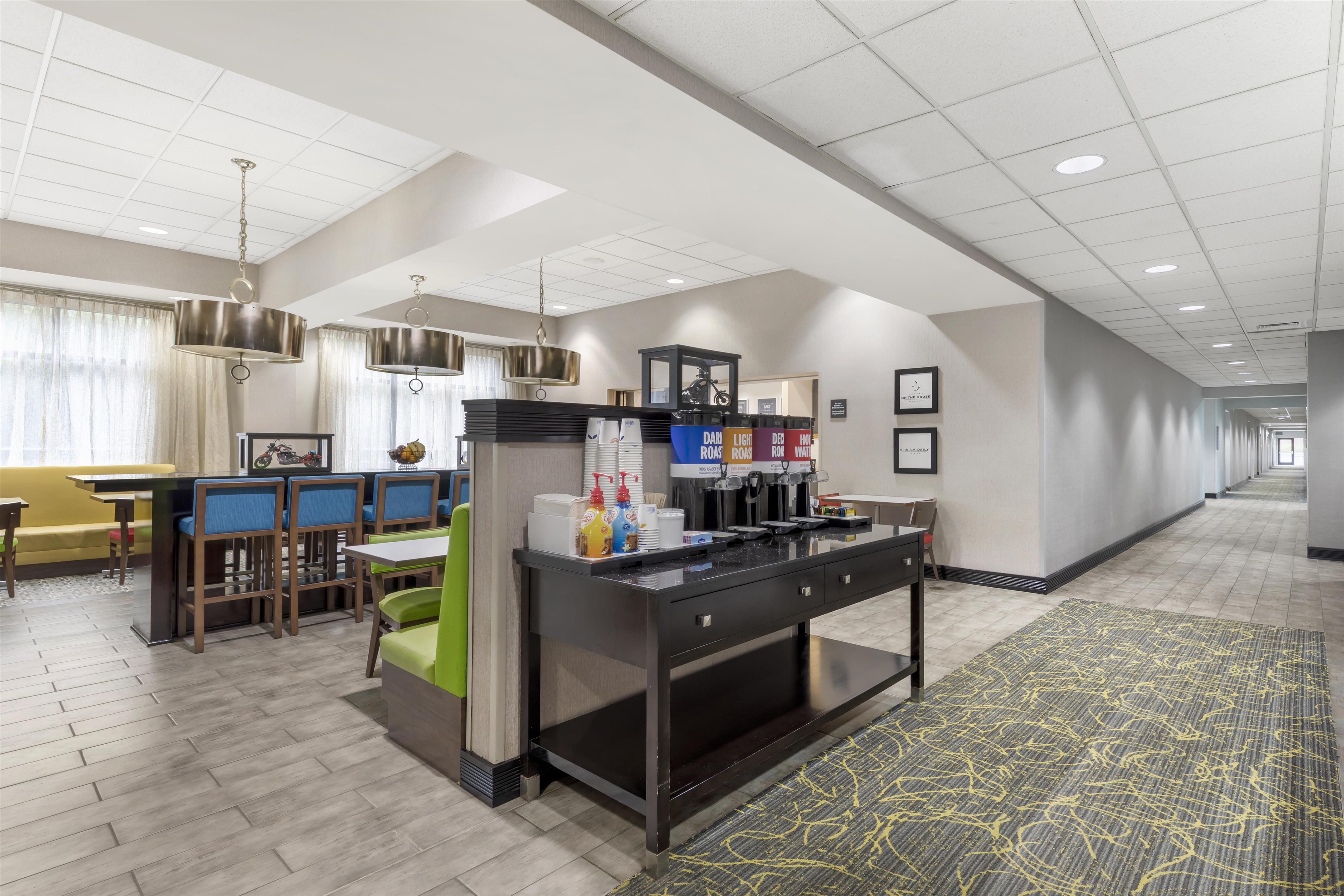 Breakfast Area | Hampton Inn Birmingham Leeds