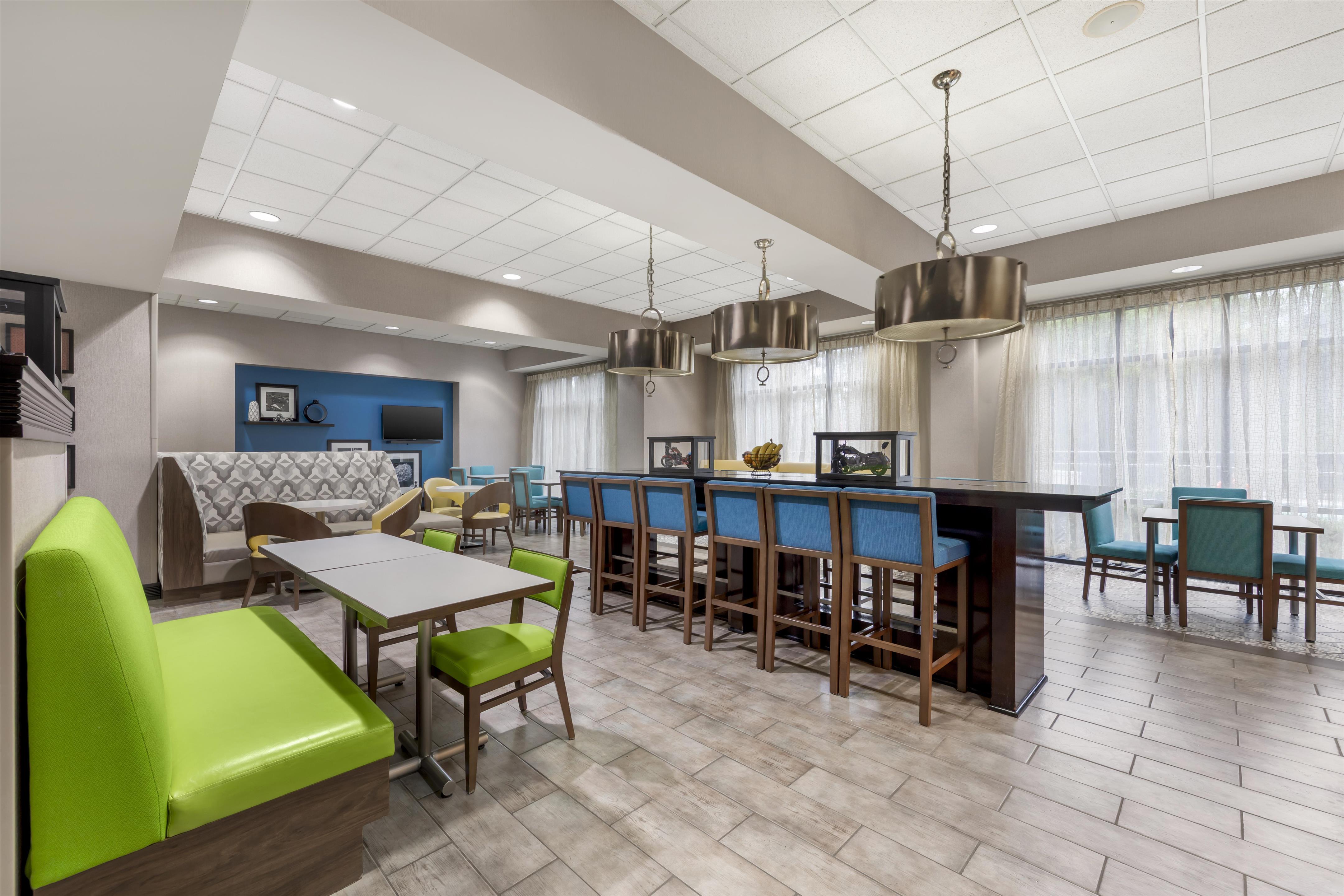 Breakfast Area | Hampton Inn Birmingham Leeds