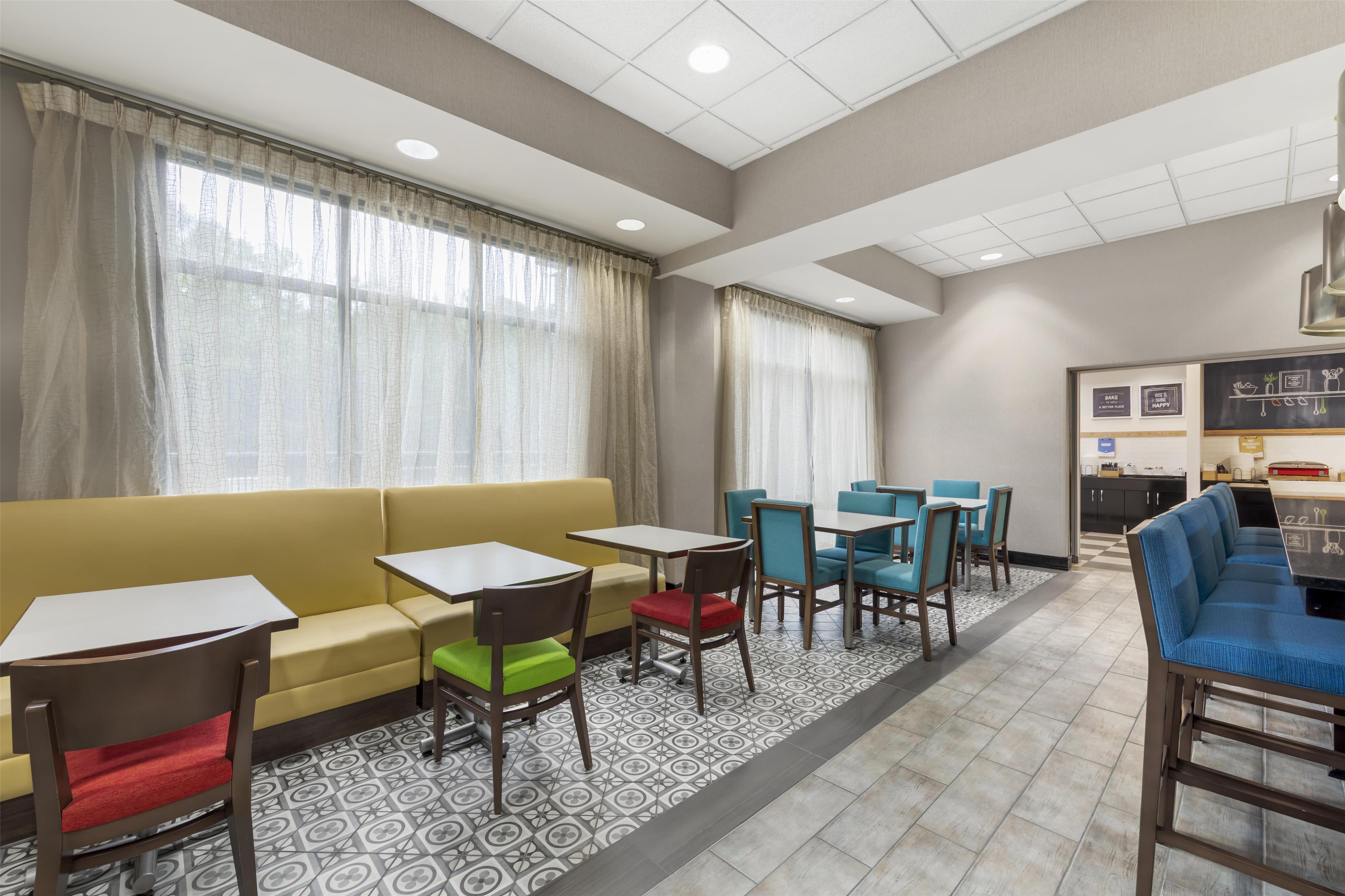 Breakfast Area | Hampton Inn Birmingham Leeds