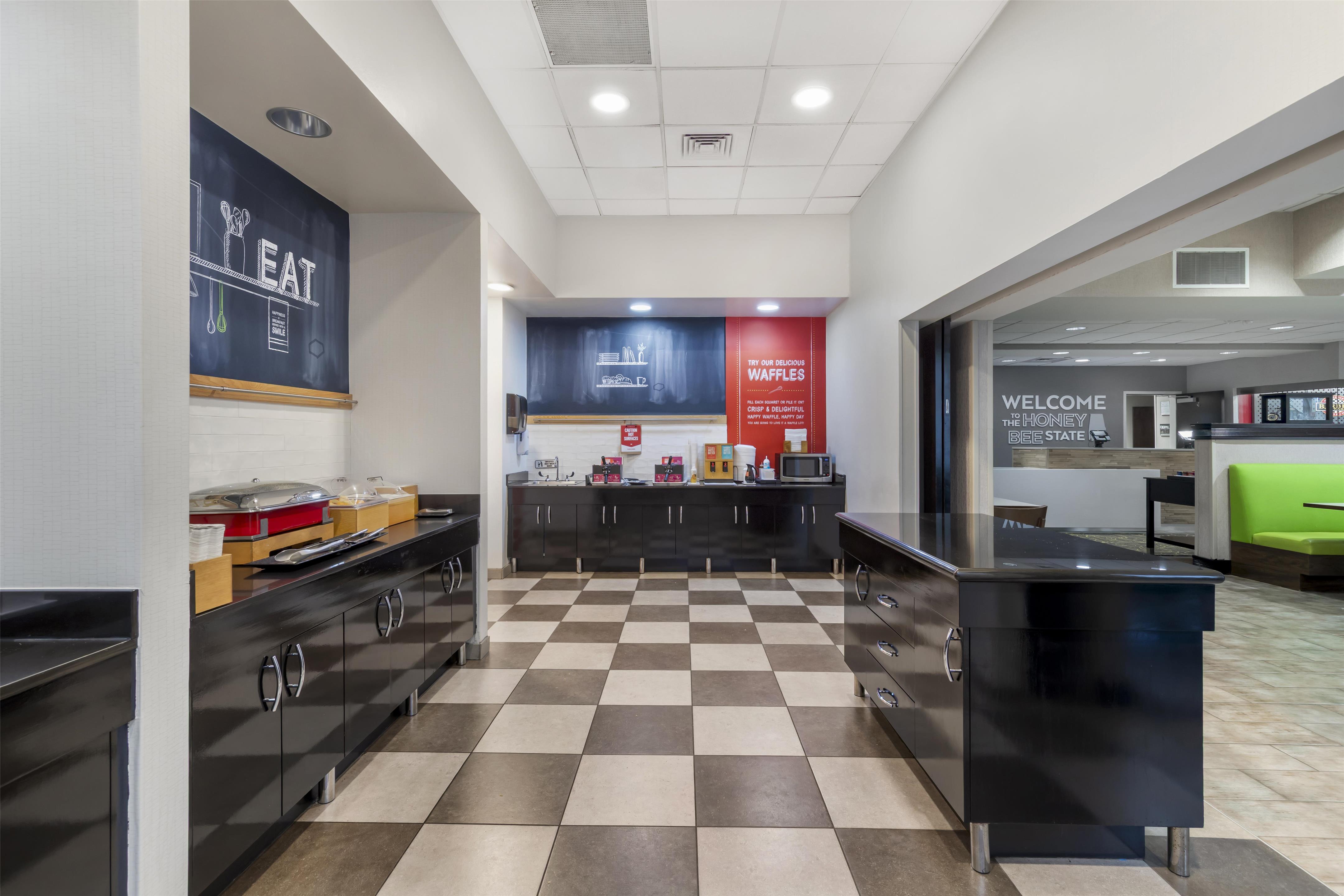 Breakfast Area | Hampton Inn Birmingham Leeds