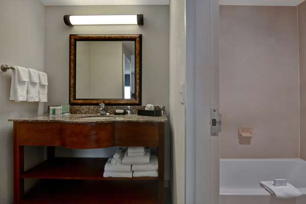  - Hampton Inn & Suites Hoover - I-459, Exits 13 & 13A