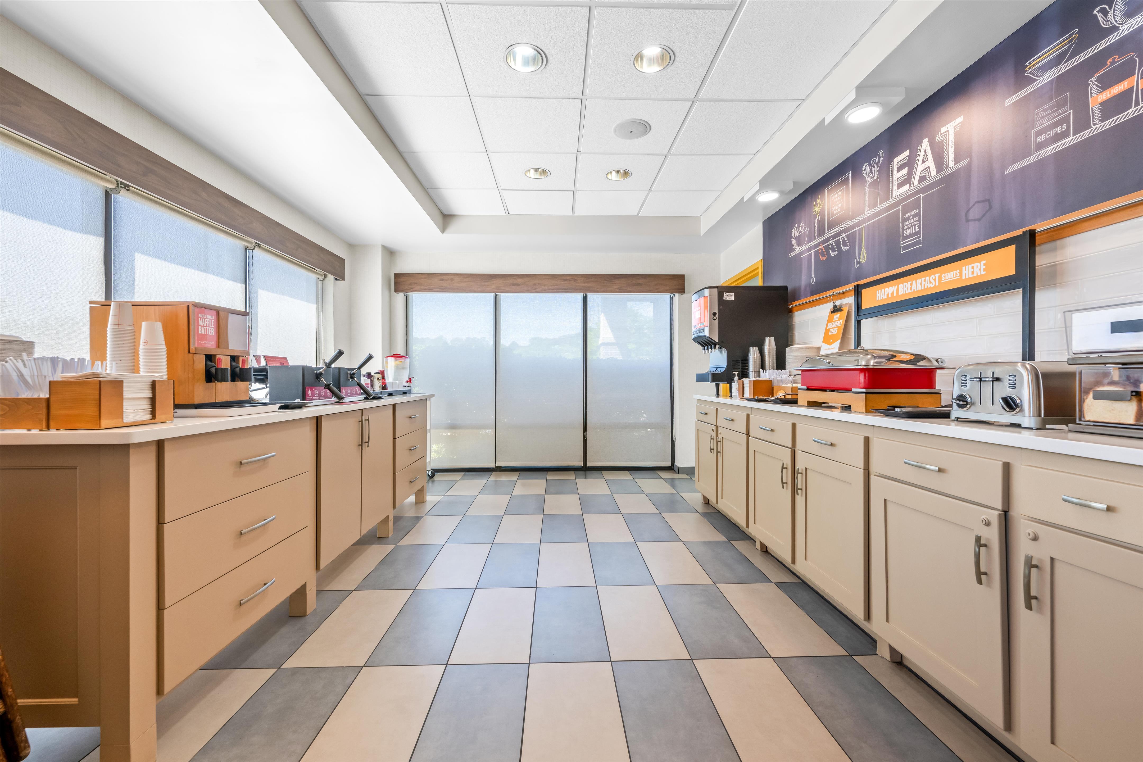 Breakfast Area | Hampton Inn Birmingham-Trussville