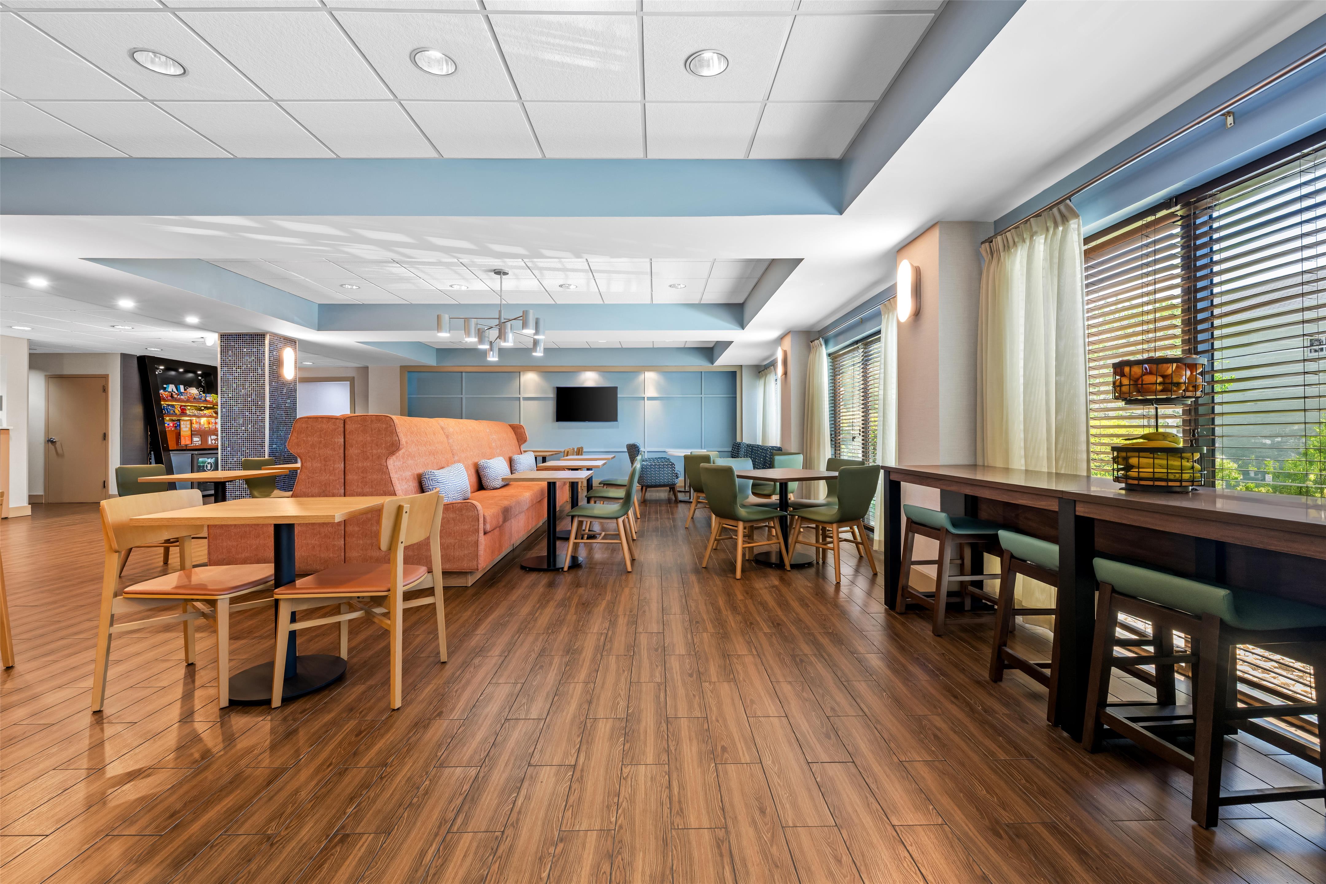 Breakfast Area | Hampton Inn Birmingham-Trussville