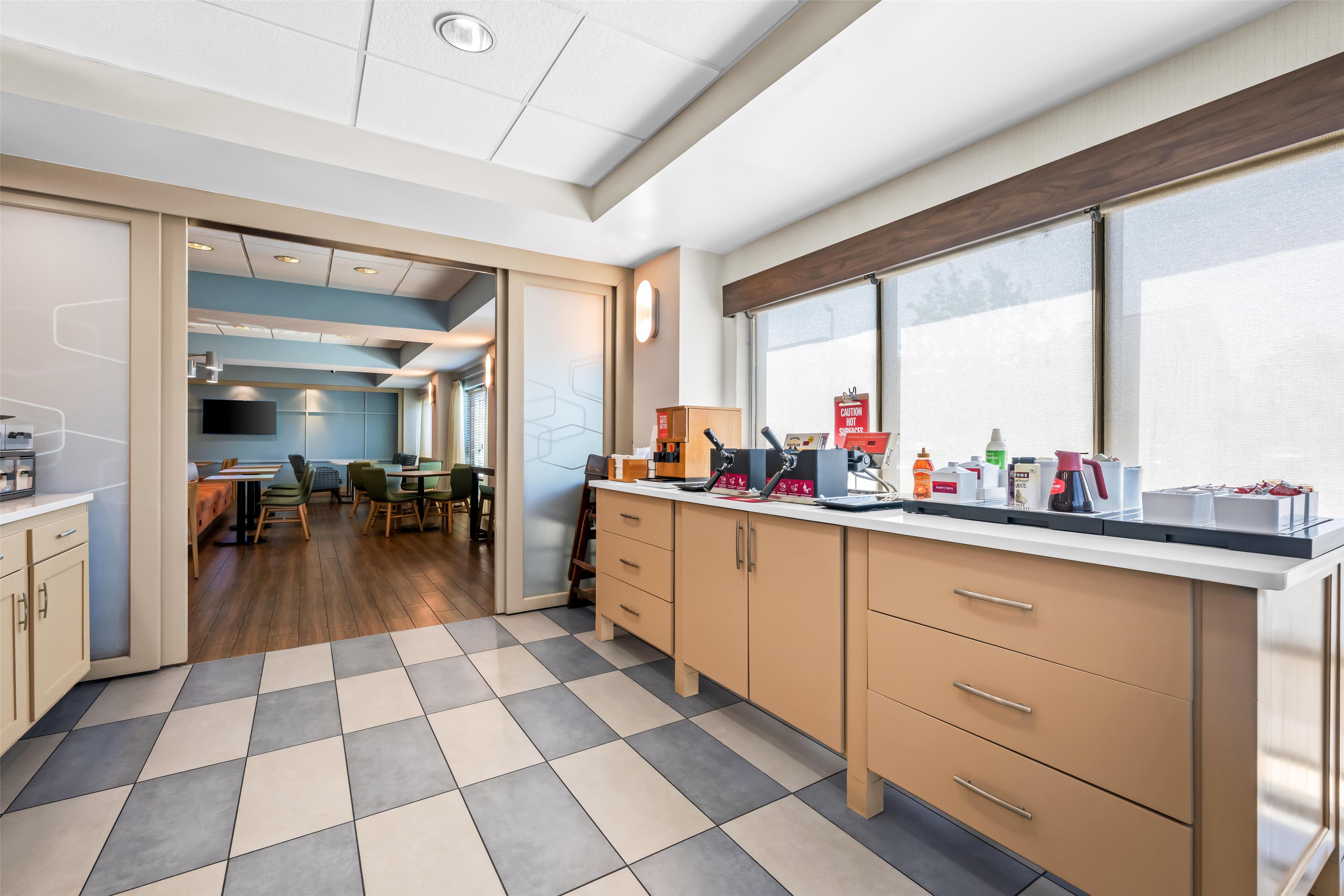 Breakfast Area | Hampton Inn Birmingham-Trussville