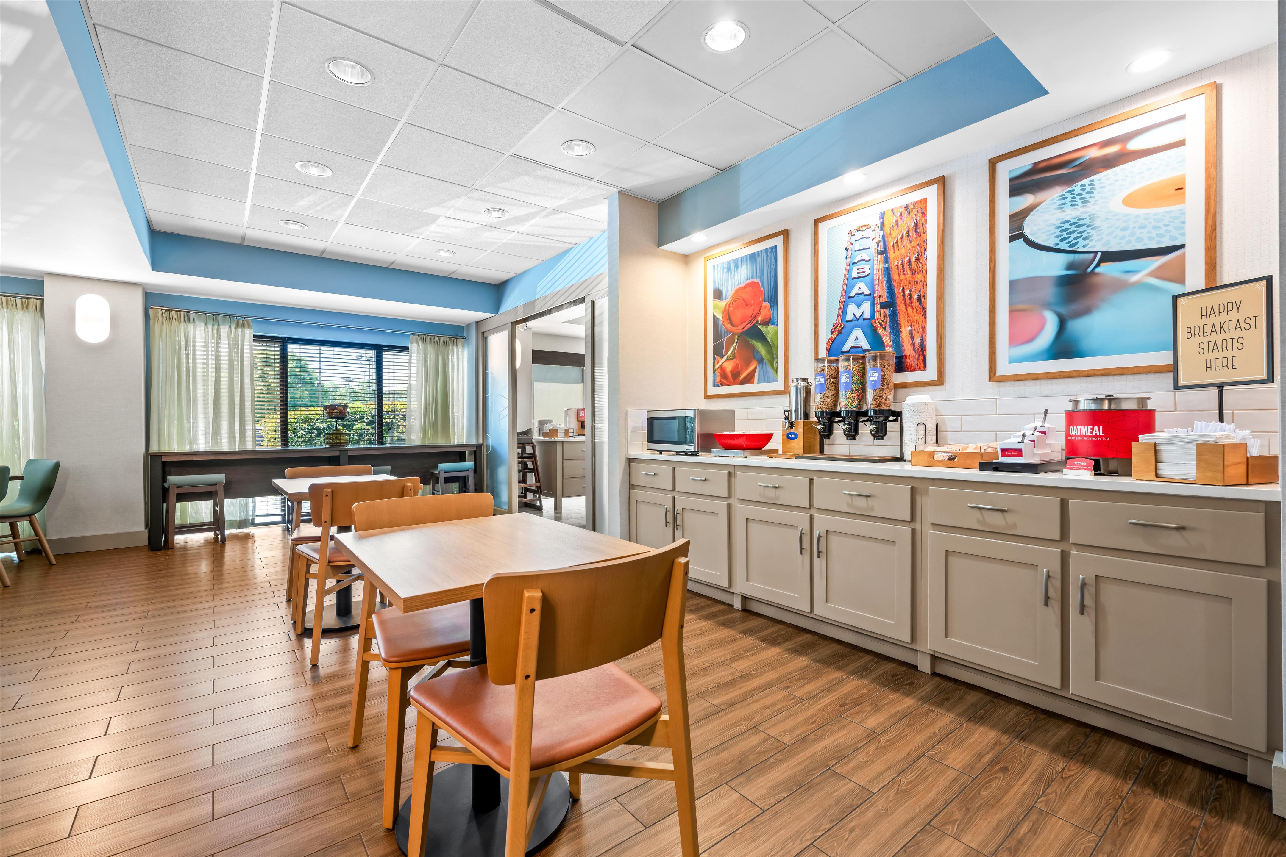 Breakfast Area | Hampton Inn Birmingham-Trussville
