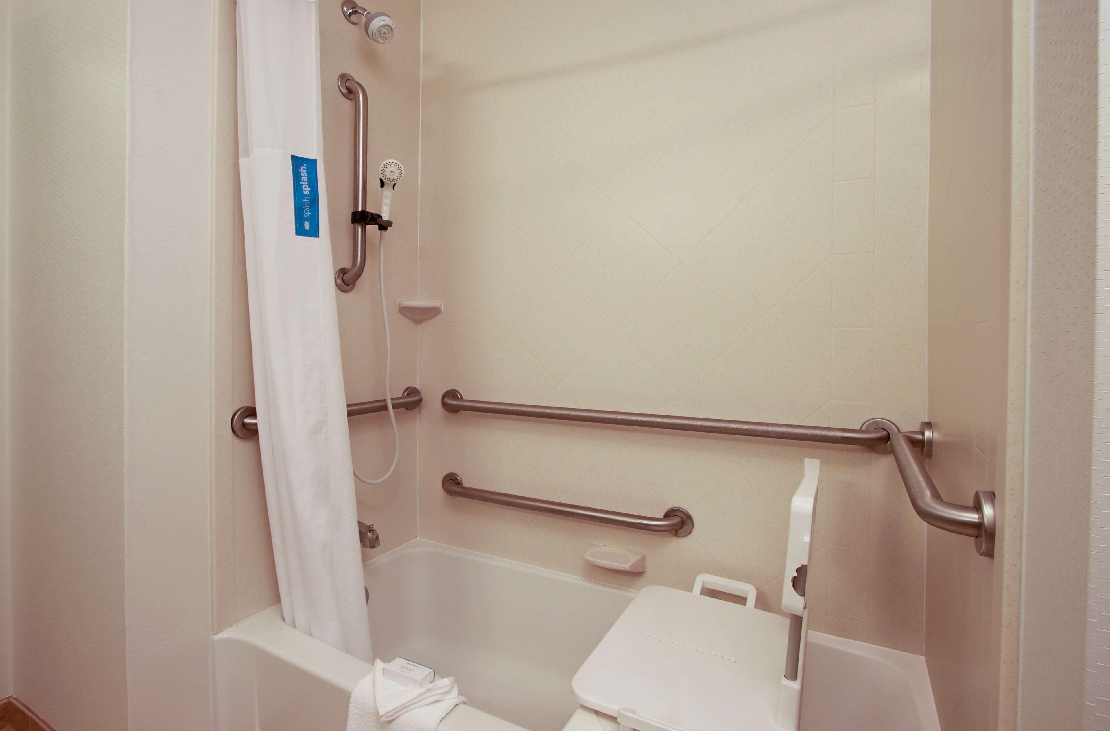 Hampton Inn Winfield Room Type - 2 QNS ACC 3X3 SHOWER NS