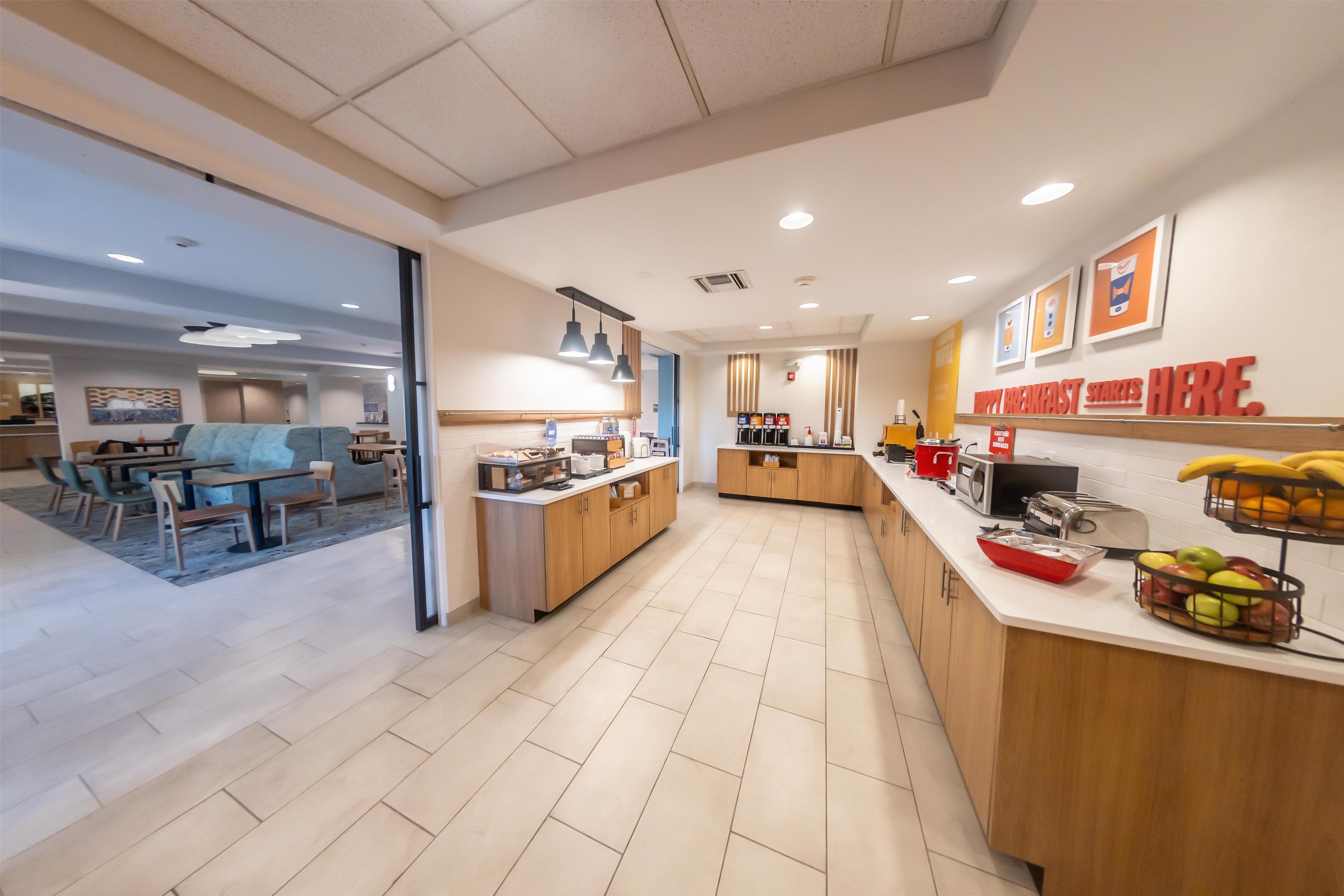 Breakfast Area | Hampton Inn Winfield