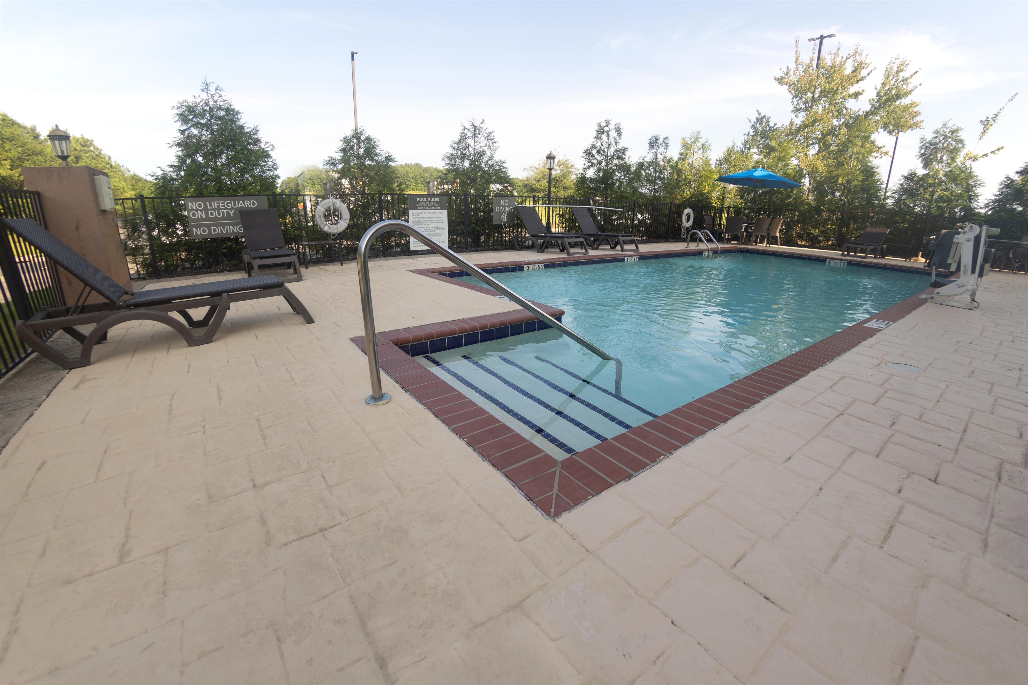 Pool | Hampton Inn Winfield